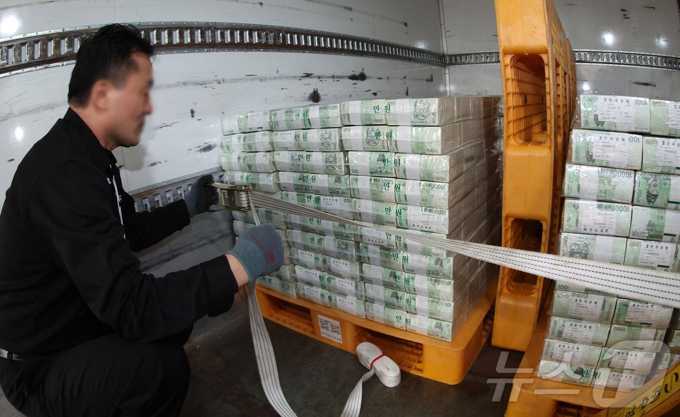 본문 이미지 - 대구·경북지역의 올해 설 화폐공급량이 지난해보다 감소한 것으로 나타났다. 사진은 설날을 앞둔 지난 11일 서울 중구 한국은행 본점에서 현금 운송 관계자들이 시중은행에 공급될 설 자금 방출 작업을 하는 모습. 2026.2.11 ⓒ 뉴스1 사진공동취재단