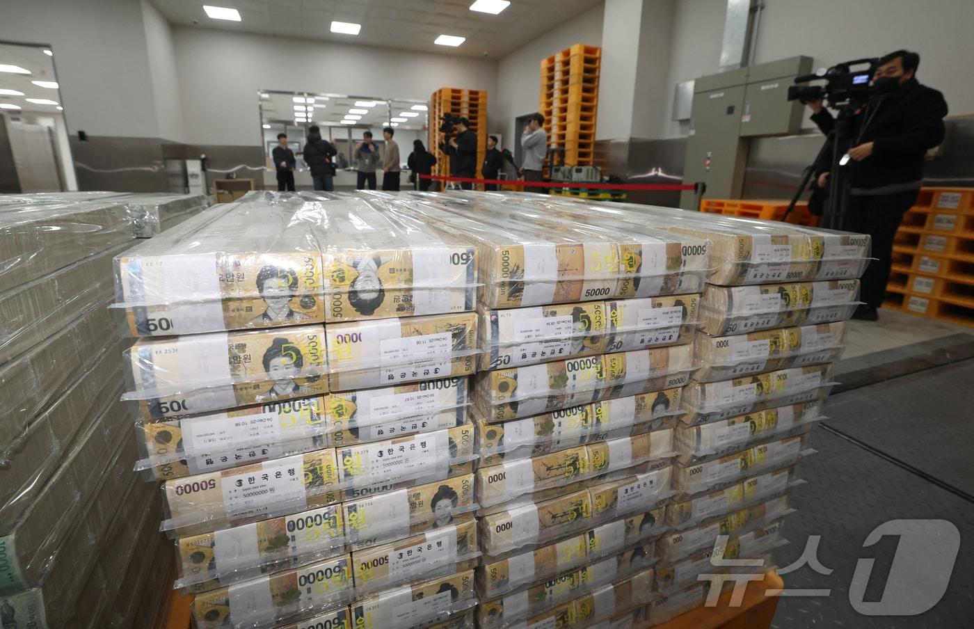 본문 이미지 - 설날을 앞둔 11일 서울 중구 한국은행 본점에서 현금 운송 관계자들이 시중은행에 공급될 설 자금 방출 작업을 하고 있다. 2026.2.11 ⓒ 뉴스1 사진공동취재단