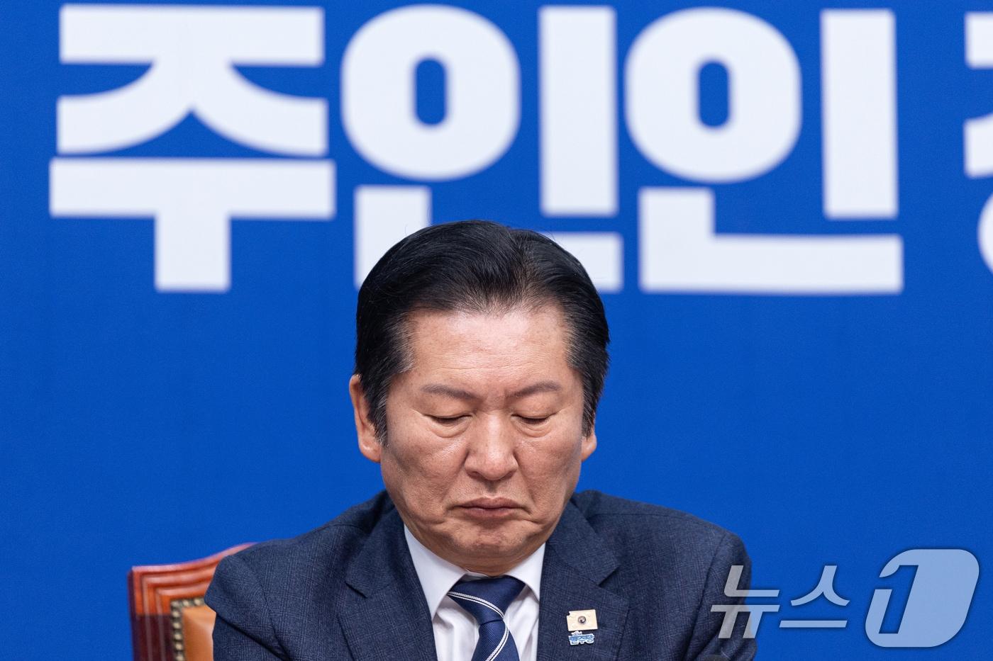 본문 이미지 - 정청래 더불어민주당 대표가 11일 서울 여의도 국회에서 열린 최고위원회의에서 생각에 잠겨있다. 2026.2.11 ⓒ 뉴스1 이승배 기자