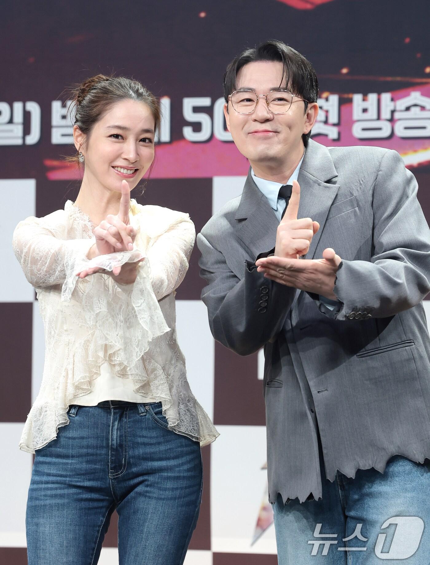 본문 이미지 - 배우 이민정과 붐(오른쪽)이 11일 오전 서울 마포구 상암동 MBC 상암 사옥에서 열린 MBC 새 오디션 프로그램 '1등들' 제작발표회에 참석해 포즈를 취하고 있다. '1등들'은 역대 수많은 음악 오디션의 치열한 경쟁률을 뚫고 탄생한 최후의 1등들이 1등 중의 1등을 가리는 '끝장전' 오디션 프로그램이다. 2026.2.11 ⓒ 뉴스1 권현진 기자