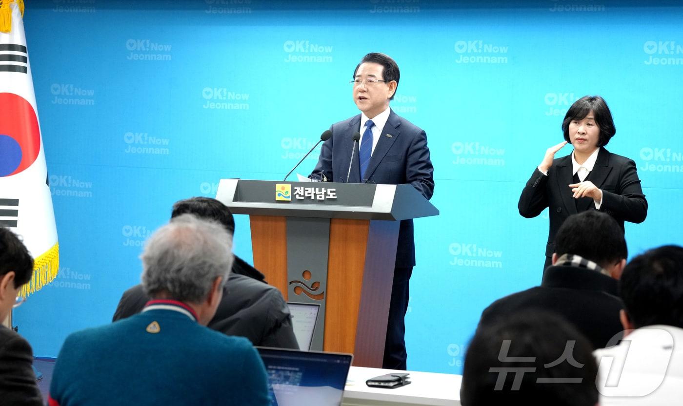 본문 이미지 - 김영록 전라남도지사가 11일 전남도가 전남광주통합특별시의 글로벌 도약의 첫 번째 위대한 도전으로 2028 G20 정상회의 유치 비전을 공식발표하고 있다.(전남도 제공. 재판매 및 DB금지) 