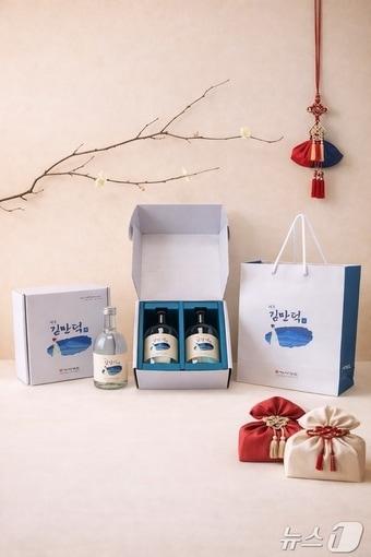 본문 이미지 - 나눔의 정신을 담아 출시된 '제주 김만덕주'.(건입동마을관리사회적협동조합 제공. 재판매 및 DB 금지) /뉴스1