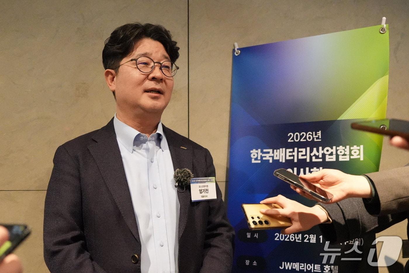 본문 이미지 - 엄기천 신임 한국배터리산업협회 협회장이 11일 서울 서초구 JW 메리어트 호텔에서 열린 협회 이사회·총회가 끝난 뒤 취재진과 대화하는 모습(포스코퓨처엠 제공)