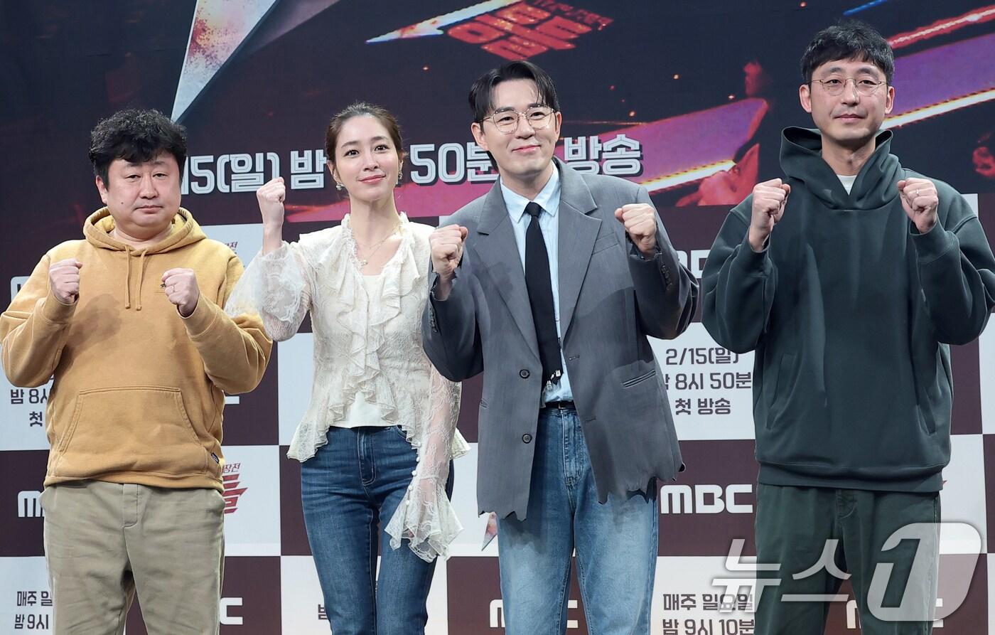 본문 이미지 - 채현석 PD(왼쪽부터)와 MC 이민정, 붐, 김명진 PD가 11일 오전 서울 마포구 상암동 MBC 상암 사옥에서 열린 MBC 새 오디션 프로그램 '1등들' 제작발표회에 참석해 포즈를 취하고 있다. '1등들'은 역대 수많은 음악 오디션의 치열한 경쟁률을 뚫고 탄생한 최후의 1등들이 1등 중의 1등을 가리는 '끝장전' 오디션 프로그램이다. 2026.2.11 ⓒ 뉴스1 권현진 기자