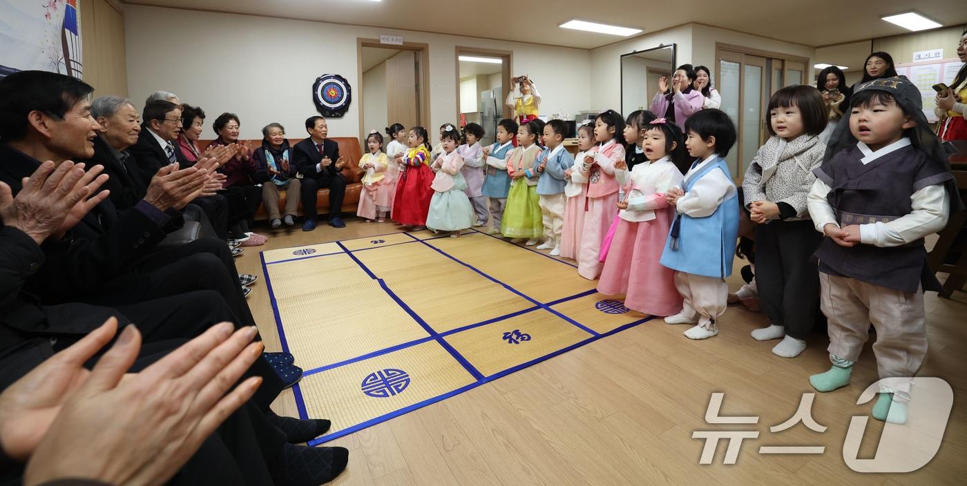본문 이미지 - 지난달 11일 오전 서울 송파구 삼성아트 어린이집 어린이들이 설을 맞아 문정래미안 경로당 어르신들을 찾아 세배를 한 뒤 동요를 부르고 있다. 사진은 기사와 무관.(공동취재) 2026.2.11 ⓒ 뉴스1 박정호 기자
