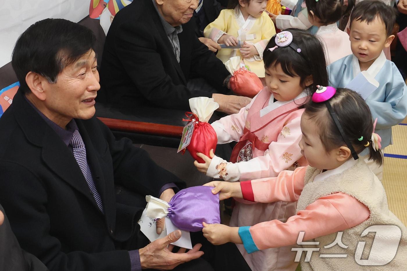 본문 이미지 - 어린이 세배 후 선물 전달.(자료사진)