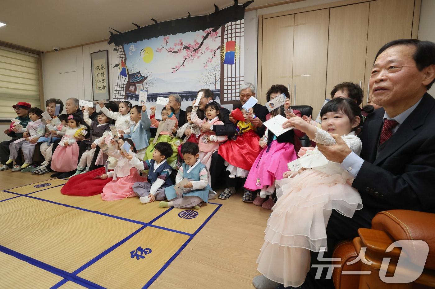 본문 이미지 - 11일 오전 서울 송파구 삼성아트 어린이집 어린이들이 설을 맞아 문정래미안 경로당 어르신들을 찾아 세배를 한 뒤 기념 촬영을 하고 있다.  (공동취재) 2026.2.11 ⓒ 뉴스1 박정호 기자 (사진은 기사 내용과 무관함)