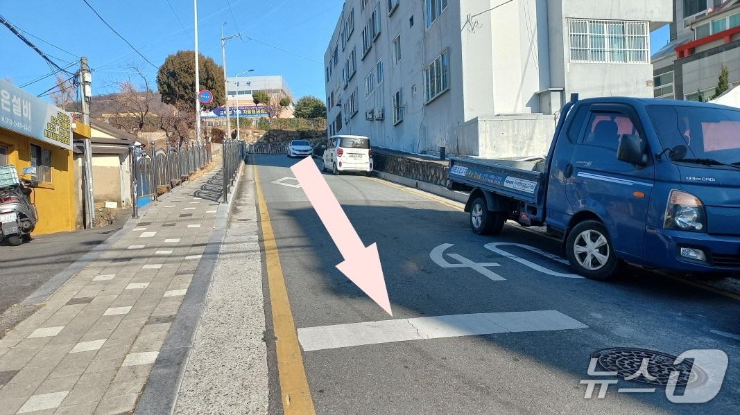 본문 이미지 - 다음달 3일부터 등교시간 차량 일방통행이 적용되는 김해여고 정문 앞 이면도로.(김해시 제공. 재판매 및 DB금지)