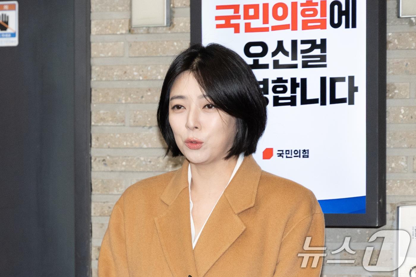 본문 이미지 - 배현진 국민의힘 의원이 지난 11일 서울 여의도 중앙당사에서 중앙윤리위원회에 출석하며 입장을 밝히고 있는 모습. 2026.2.11 ⓒ 뉴스1 이승배 기자