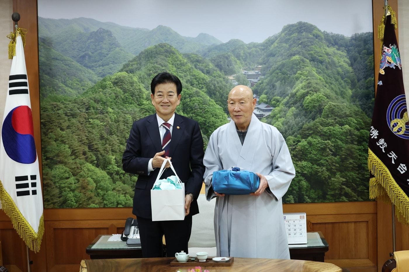 본문 이미지 - 정동영 통일부 장관, 천태종 총무원장 덕수스님 예방(통일부 제공)