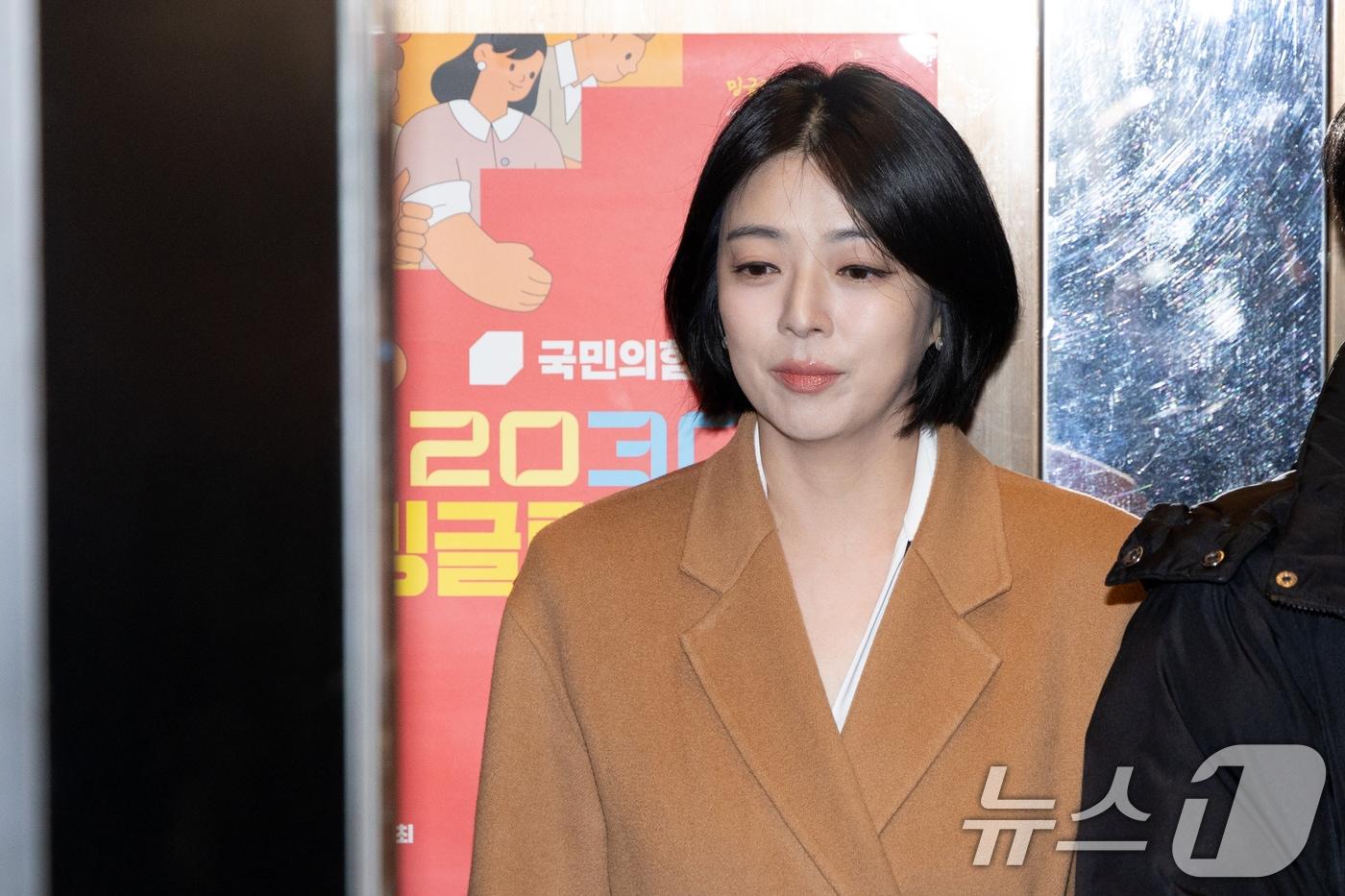 본문 이미지 - 배현진 국민의힘 의원이 11일 서울 여의도 중앙당사에서 중앙윤리위원회에 출석하고 있다. 당 윤리위는 서울시당위원장인 배 의원의 한동훈 전 대표 제명 반대 입장을 서울시당 전체 의사인 것처럼 왜곡했다는 점을 문제 삼아 징계 절차를 시작했다. 2026.2.11 ⓒ 뉴스1 이승배 기자