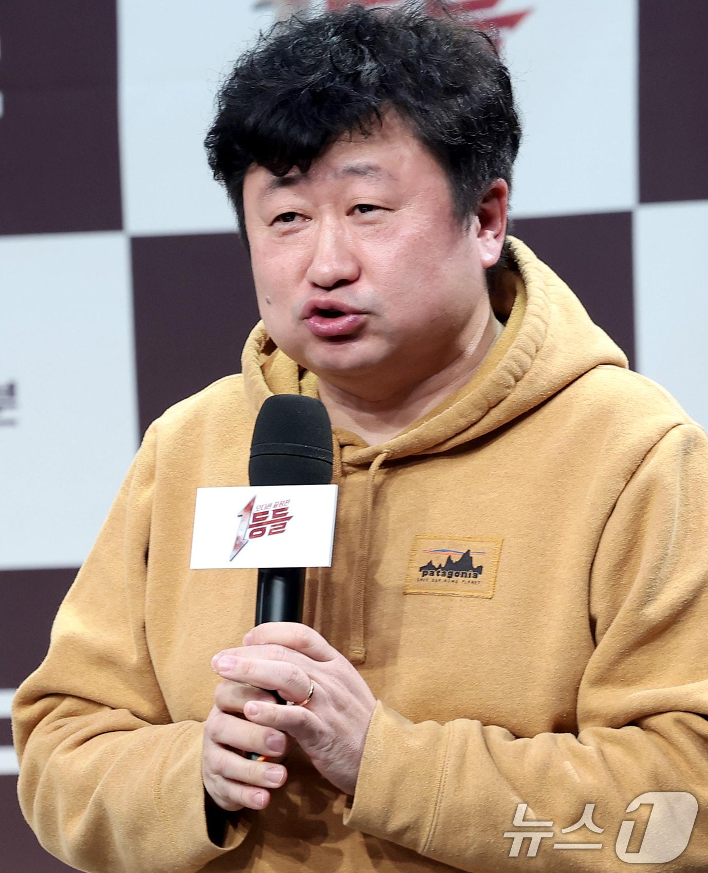 본문 이미지 - 김명진 PD가 11일 오전 서울 마포구 상암동 MBC 상암 사옥에서 열린 MBC 새 오디션 프로그램 '1등들' 제작발표회에 참석해 인사말을 하고 있다. '1등들'은 역대 수많은 음악 오디션의 치열한 경쟁률을 뚫고 탄생한 최후의 1등들이 1등 중의 1등을 가리는 '끝장전' 오디션 프로그램이다. 2026.2.11 ⓒ 뉴스1 권현진 기자