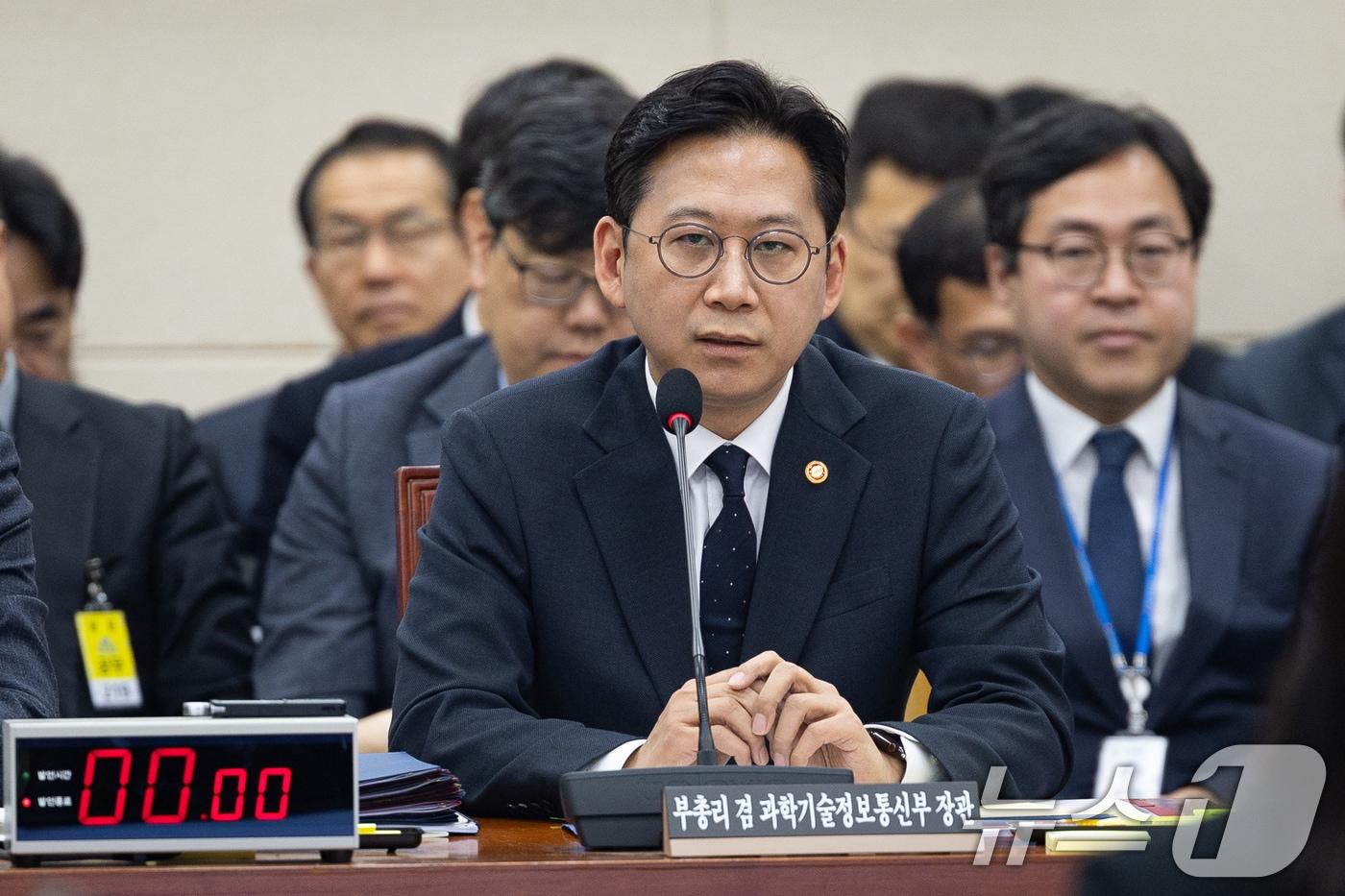 본문 이미지 - 배경훈 부총리 겸 과학기술정보통신부 장관이 11일 서울 여의도 국회에서 열린 제432회 국회(임시회) 과학기술정보방송통신위원회 제2차 전체회의에서 업무보고를 하고 있다. 2026.2.11 ⓒ 뉴스1 유승관 기자