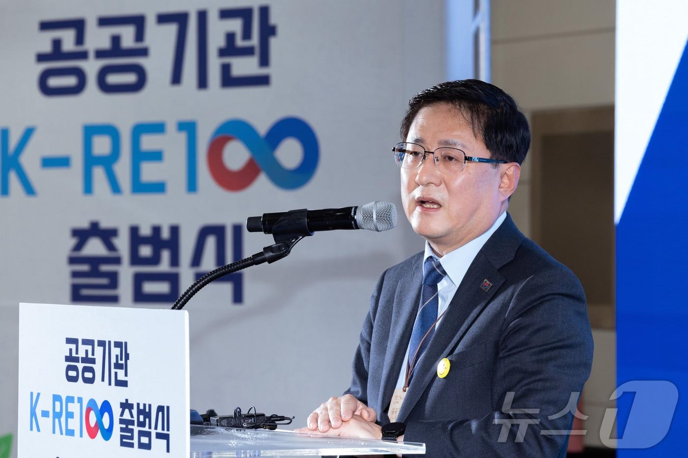 본문 이미지 - 김성환 기후에너지환경부 장관이 서울 서초구 한전아트센터에서 열린 '공공기관 K-RE100 출범식'에서 환영사를 하고 있다. (기후에너지환경부 제공. 재판매 및 DB 금지)