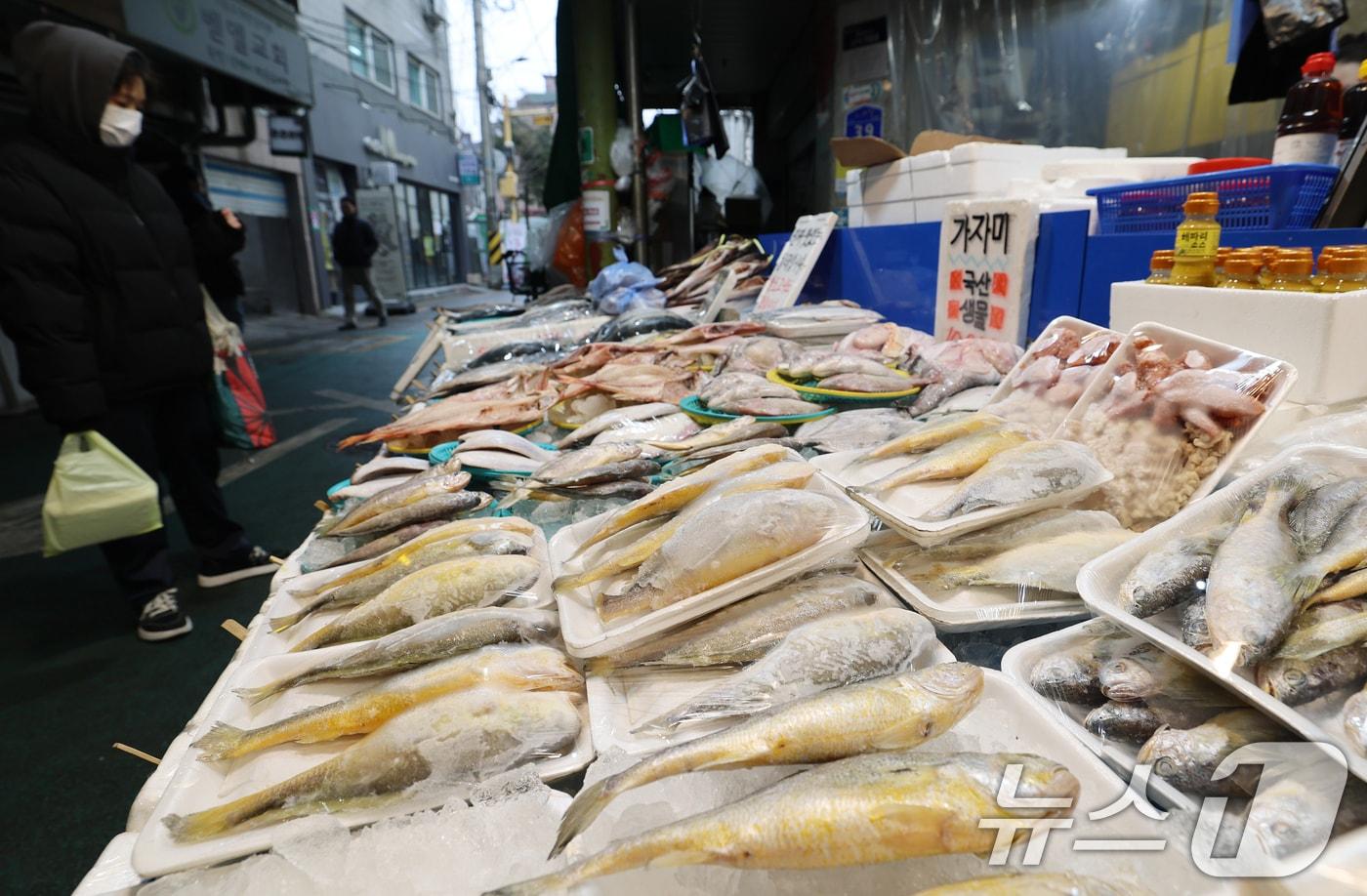본문 이미지 - 서울 마포구 망원시장에서 시민들이 제수용품을 구매하고 있다.2026.2.11 ⓒ 뉴스1 오대일 기자
