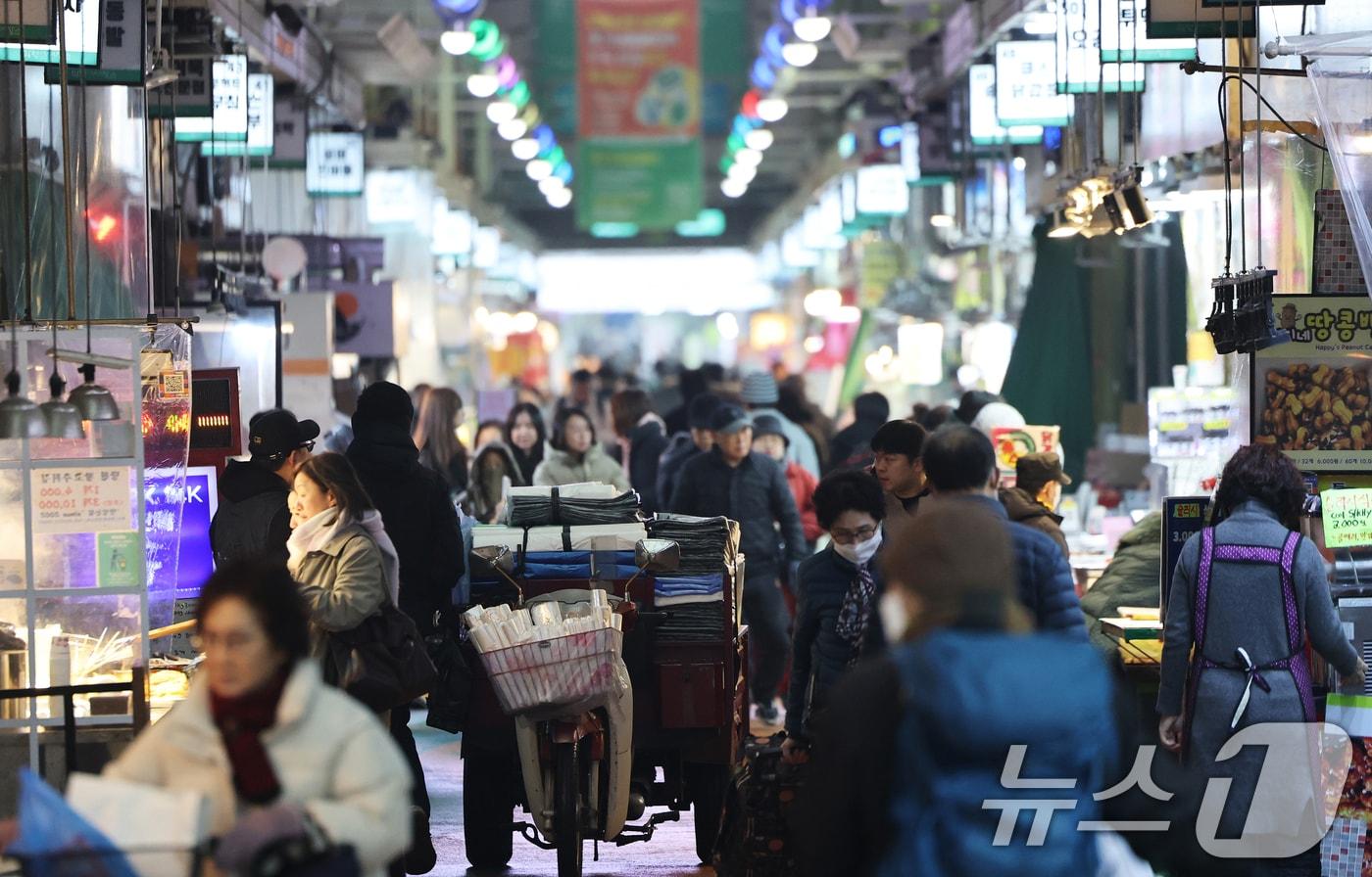 본문 이미지 - 설 차례상 비용이 전년 대비 4% 이상 오르면서 명절 체감 물가 부담이 커지는 가운데 11일 서울 마포구 망원시장에서 시민들이 제수용품을 구매하고 있다. 다. 2026.2.11 ⓒ 뉴스1 오대일 기자