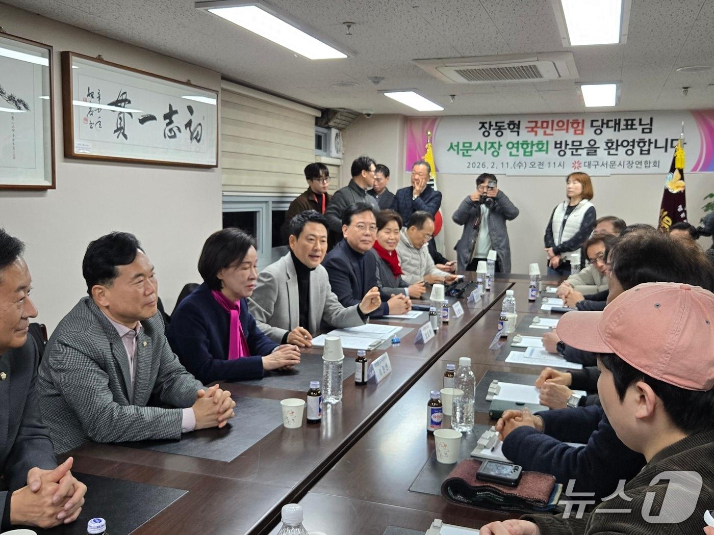 본문 이미지 -  장동혁 국민의힘 대표가 11일 보수 민심의 바로미터로 불리는 대구 서문시장에서 열린 상인 간담회에서  발언하고 있다. 2026.02.11. ⓒ 뉴스1  손승환 기자