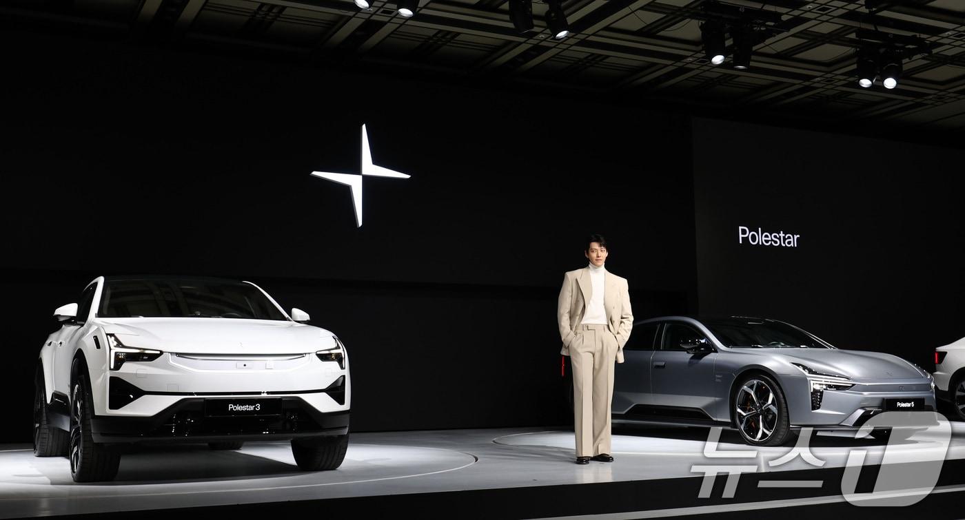 본문 이미지 - 폴스타 브랜드 앰배서더 배우 김우빈이 11일 서울 용산구 그랜드 하얏트 서울에서 열린 2026 폴스타 미디어 데이에 참석해 폴스타3·5 앞에서 포즈를 취하고 있다. 2026.2.11 ⓒ 뉴스1 최지환 기자