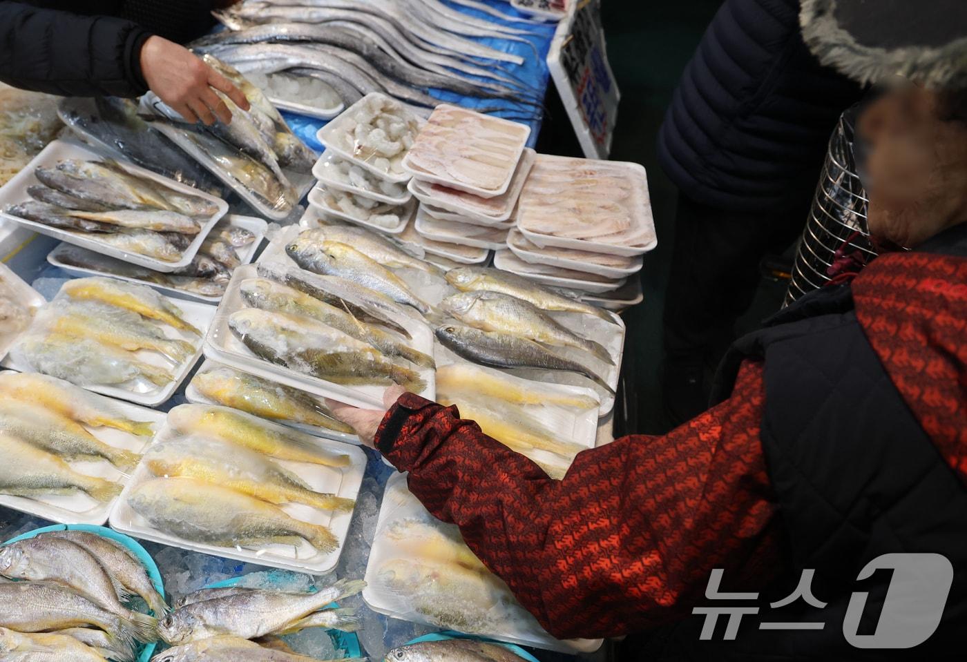 본문 이미지 - 서울 마포구 망원시장에서 시민들이 제수용품을 구매하고 있다.2026.2.11 ⓒ 뉴스1 오대일 기자