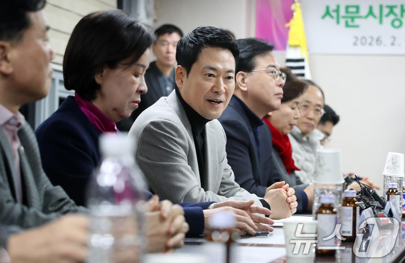 본문 이미지 - 장동혁 국민의힘 대표가 11일 오전 대구 중구 서문시장을 찾아 상인회 관계자들과 가진 간담회에서 발언하고 있다. 2026.2.11 ⓒ 뉴스1 공정식 기자