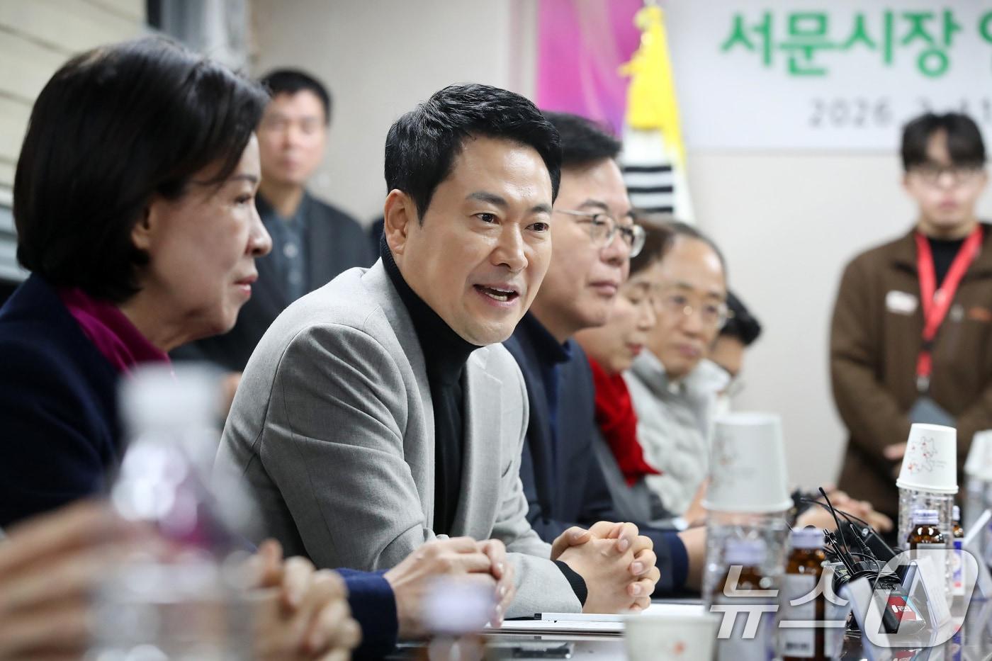 본문 이미지 - 장동혁 국민의힘 대표가 지난 11일 오전 대구 중구 서문시장을 찾아 상인회 관계자들과 가진 간담회에서 발언하고 있다. 2026.2.11 ⓒ 뉴스1 공정식 기자