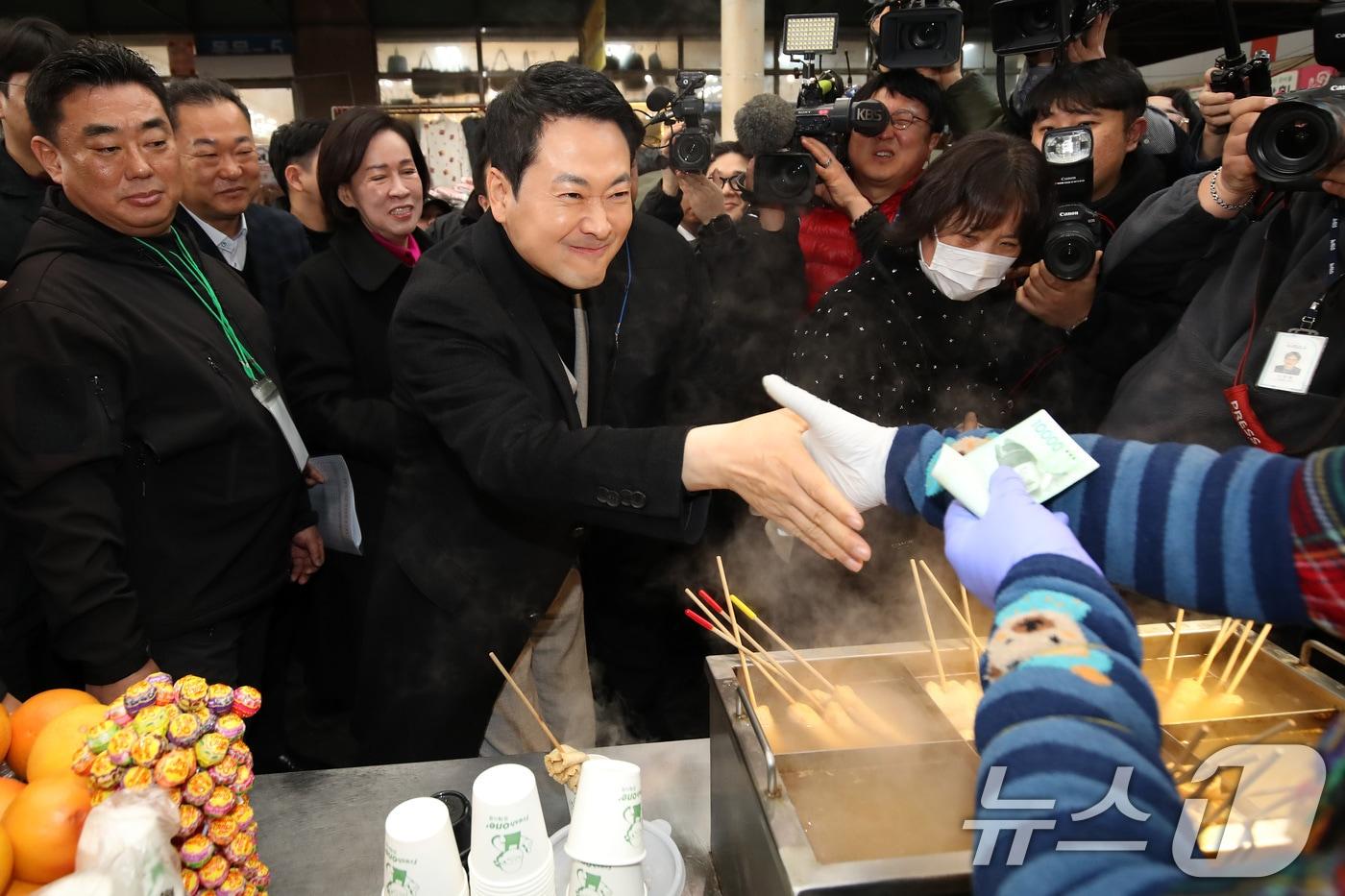 본문 이미지 - 장동혁 국민의힘 대표가 11일 오전 대구 중구 서문시장을 찾아 상인회 관계자들과 간담회를 마친 뒤 어묵가게 상인과 인사 나누고 있다. 2026.2.11 ⓒ 뉴스1 공정식 기자