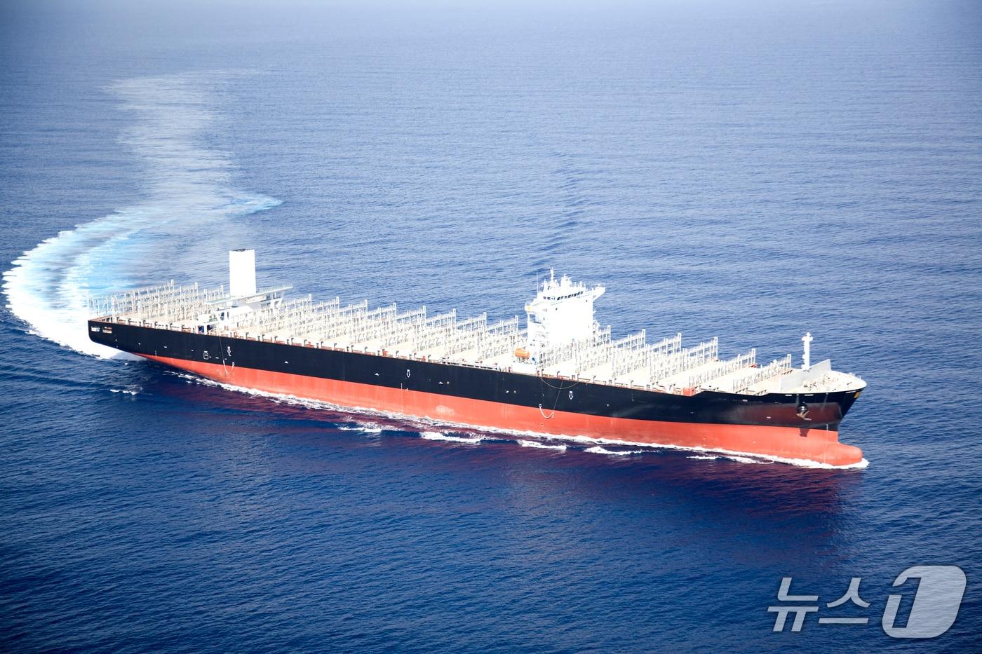 본문 이미지 - HJ중공업이 건조한 컨테이너 선 (HJ중공업 제공. 재판매 및 DB금지)