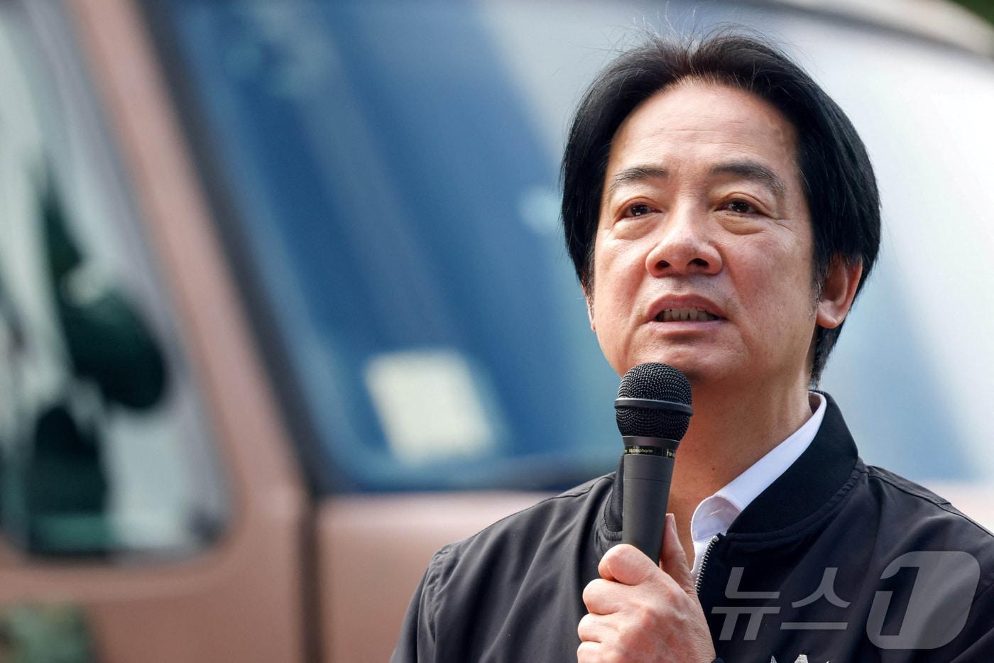 본문 이미지 - 라이칭더 대만 총통이 2025년 12월 2일(현지시간) 이란현 롱더 산업단지 서비스센터에서 대만산 드론을 운용하는 예비군을 시찰한 뒤 연설하고 있다. 2025.12.02. ⓒ 로이터=뉴스1