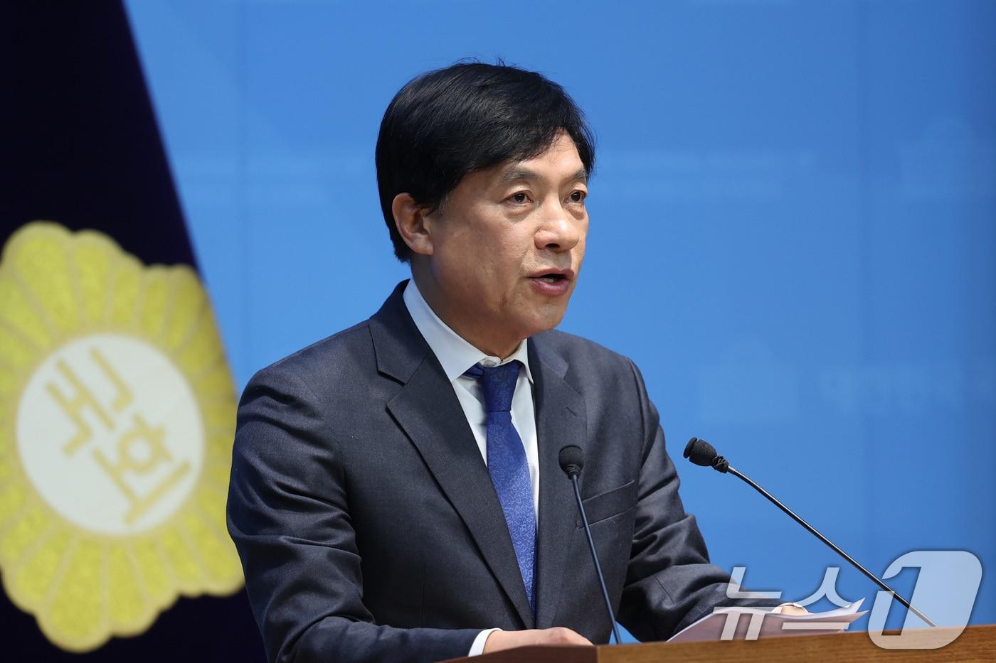 본문 이미지 - 이성윤 더불어민주당 의원이 11일 서울 여의도 국회 소통관에서 '2차 종합특검' 여당 추천 후보와 관련 한 언론사의 보도에 대한 기자회견을 하고 있다. 2026.2.11 ⓒ 뉴스1 신웅수 기자