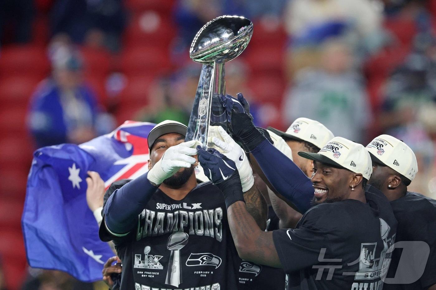 본문 이미지 - 미국프로풋볼(NFL) 시애틀 시호크스가 뉴잉글랜드 패트리어츠를 꺾고 12년 만에 슈퍼볼 우승을 차지했다. ⓒ AFP=뉴스1