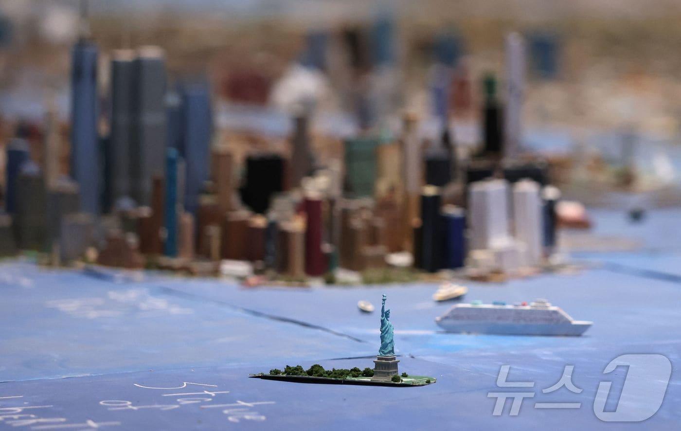 본문 이미지 - 10일(현지시간) 뉴욕 시립박물관에서 열린 "그가 이 도시를 만들었다: 조 매켄의 모형" 전시회 언론 공개 행사에서 퀸즈 출신 조 매켄이 제작한 가로 15m, 세로 8m 크기의 뉴욕시 모형이 공개됐다. 2026.02.10. ⓒ AFP=뉴스1 ⓒ News1 이정환 기자