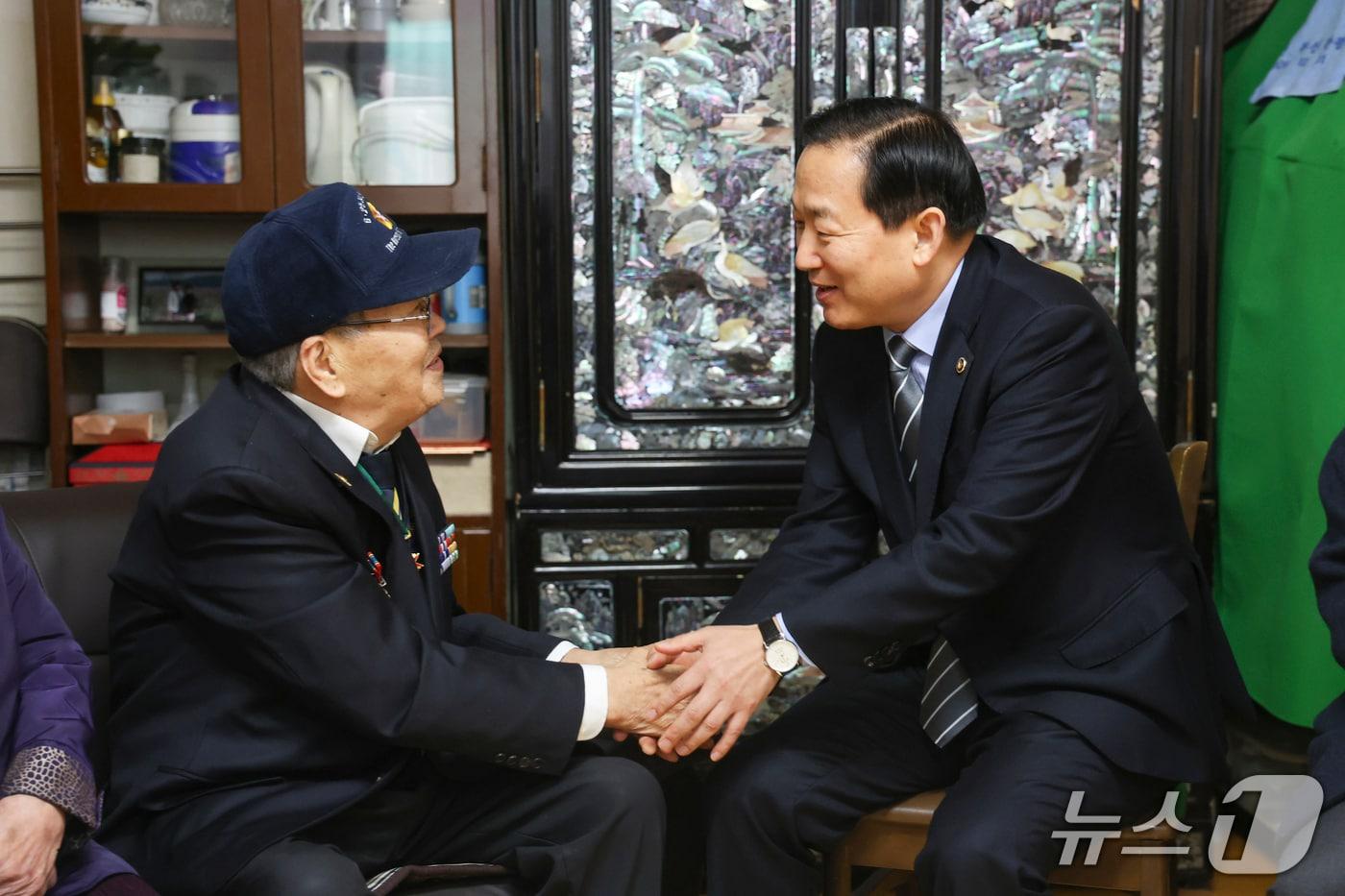 본문 이미지 - 이두희 국방부 차관(오른쪽)은 11일 오는 설 명절을 맞아 서울 용산구에 거주하는 한국전쟁 참전유공자 김학곤 씨 자택을 방문해 위문금과 명절선물을 전달했다. 2026.2.11./ⓒ 뉴스1(국방부 제공)