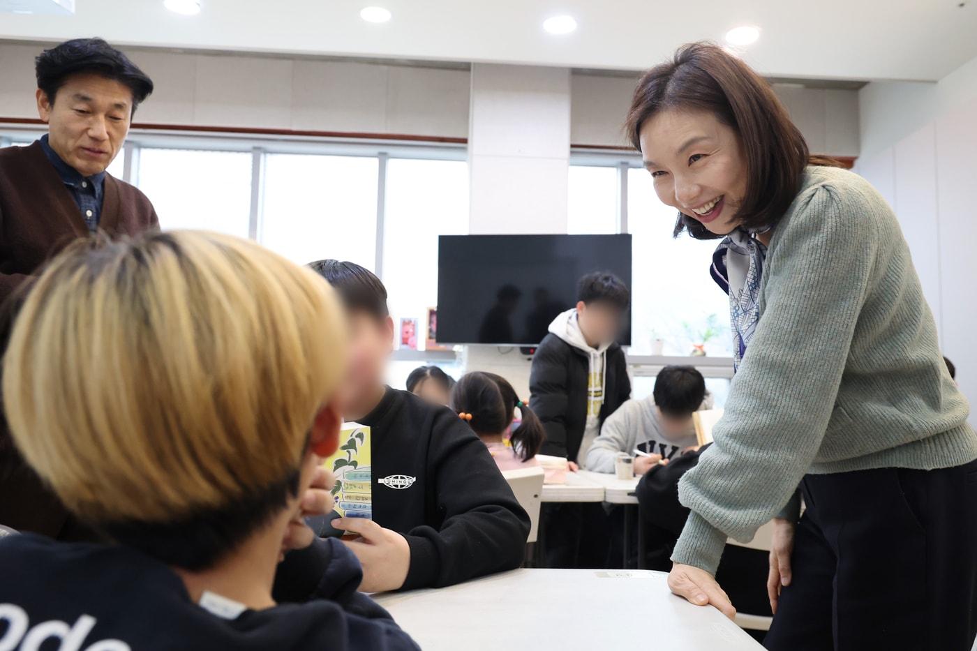 본문 이미지 - 지역아동센터 이용 아동과 대화중인 최호정 서울시의장(서울시의회 제공)