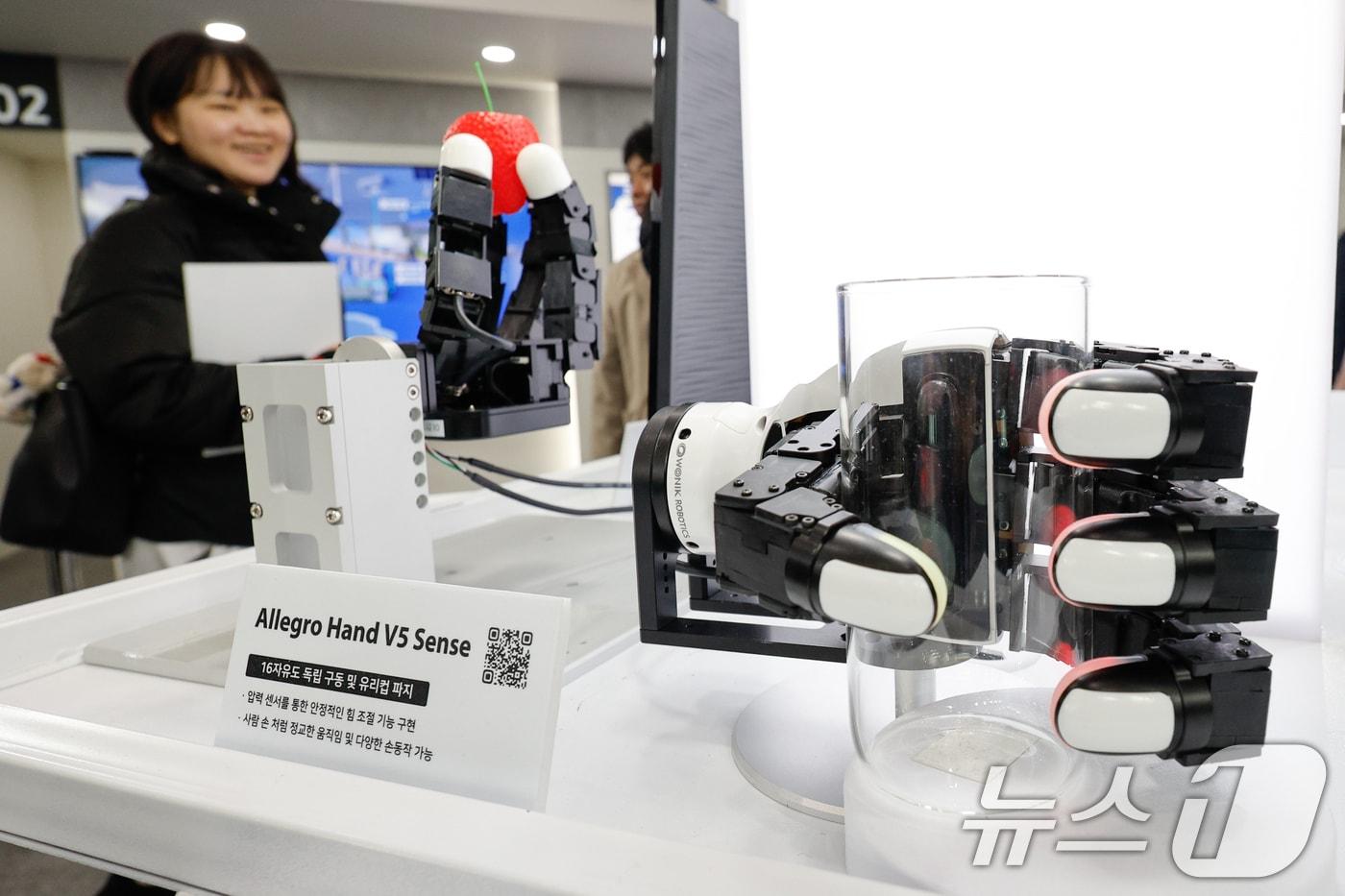 본문 이미지 - 11일 서울 강남구 코엑스에서 세미콘 코리아 2026 원익 부스를 찾은 관람객이 로봇 손 '알레그로 핸드'를 살펴보고 있다. 2026.2.11 ⓒ 뉴스1 안은나 기자