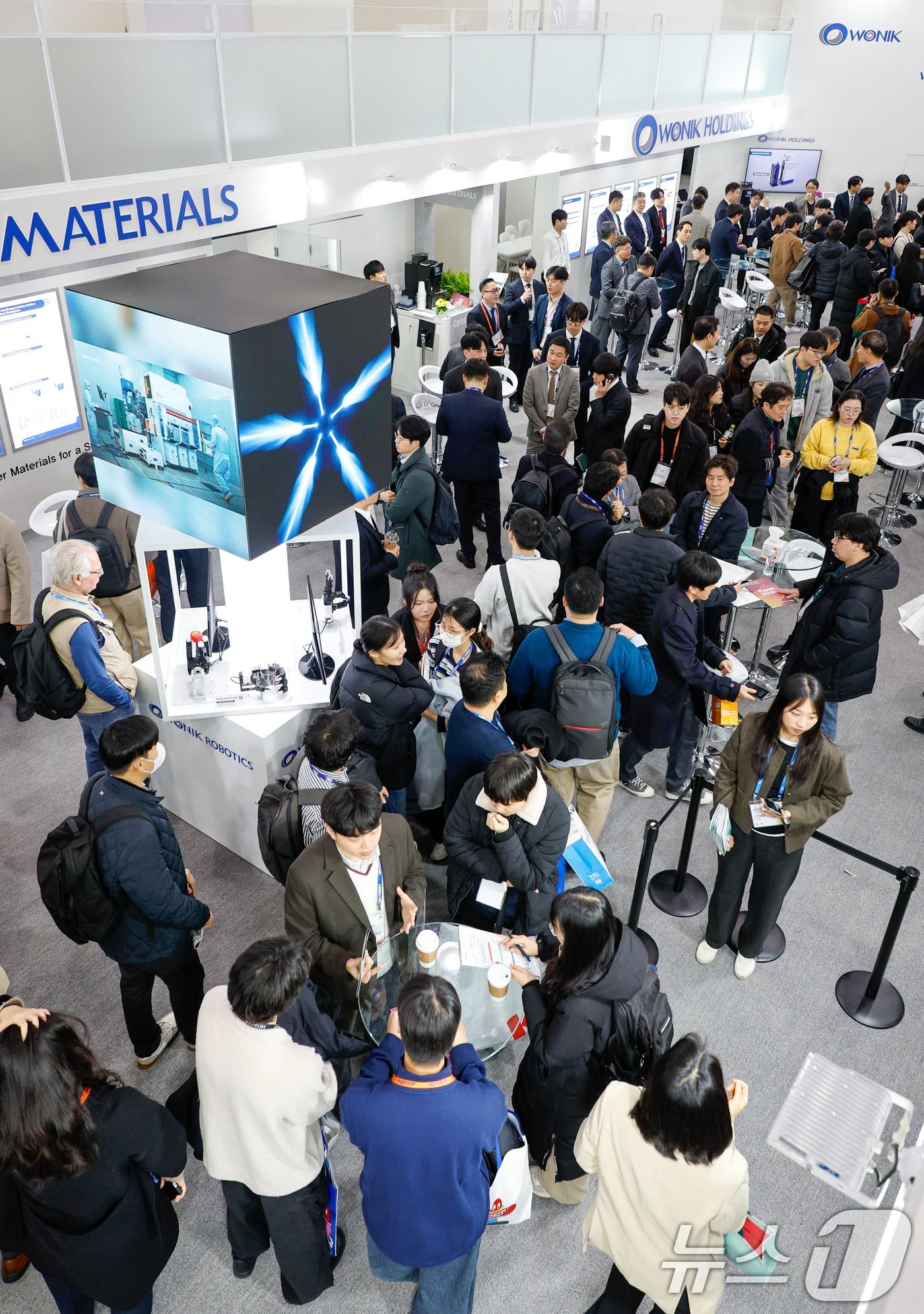 본문 이미지 - 11일 서울 강남구 코엑스에서 세미콘 코리아 2026 원익 부스를 찾은 관람객들이 로봇 손 '알레그로 핸드' 등을 살펴보고 있다. 국제 반도체 제조 장비 재료 협회(SEMI) 주관으로 오는 13일까지 열리는 이번 행사는 반도체 기업 간 최신 기술·시장 동향을 공유하고 상호 협력을 모색하기 위해 열렸다. 삼성전자, SK하이닉스, 엔비디아, 인텔 등 국내외 약 550개 반도체 기업이 참여했으며 부스는 2409개로 역대 최대 규모다. 2026.2.11 ⓒ 뉴스1 안은나 기자