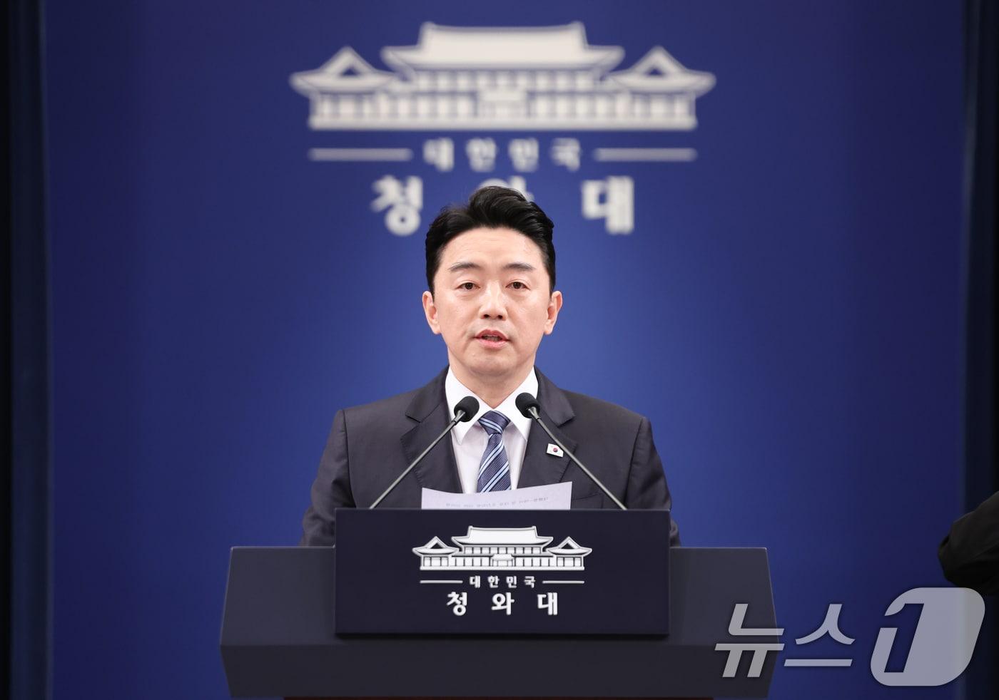 본문 이미지 - 강훈식 대통령 비서실장이 11일 청와대 춘추관에서 여야 양당 대표 초청 오찬 회동 관련 브리핑을 하고 있다. 2026.2.11 ⓒ 뉴스1 허경 기자