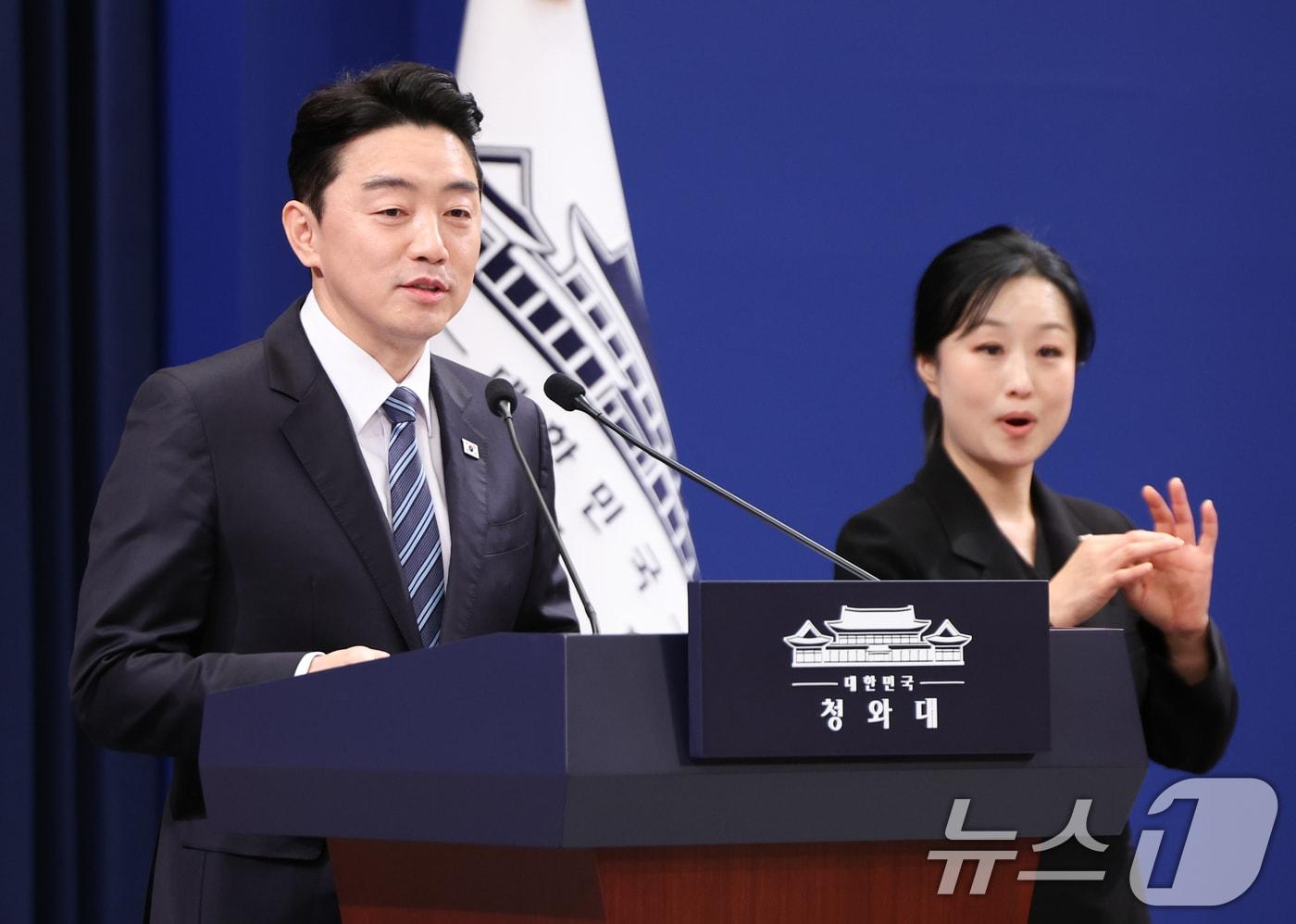 본문 이미지 - 강훈식 대통령 비서실장이 11일 청와대 춘추관에서 여야 양당 대표 초청 오찬 회동 관련 브리핑을 하고 있다. ⓒ 뉴스1 허경 기자