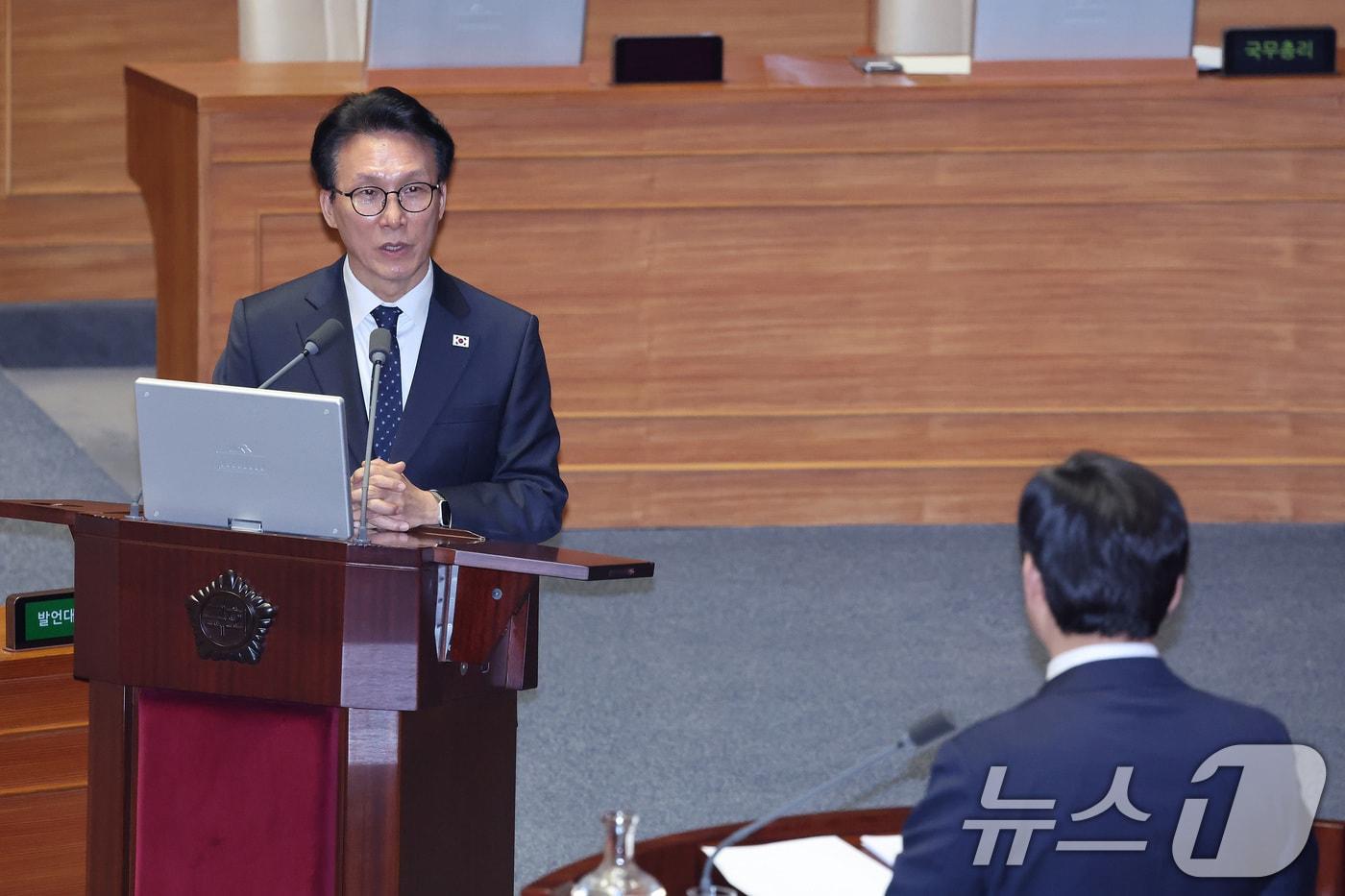 본문 이미지 - 김민석 국무총리가 11일 서울 여의도 국회에서 열린 제432회국회(임시회) 제6차 본회의에서 황명선 더불어민주당 의원의 교육·사회·문화에 관한 질문에 답변하고 있다. 2026.2.11 ⓒ 뉴스1 신웅수 기자