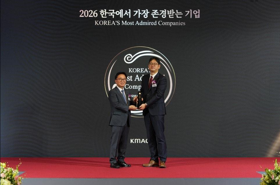 본문 이미지 - 한수희 한국능률협회컨설팅(KMAC) 대표이사와 정철형 한솔제지 기획마케팅부문 부문장이 기념사진을 찍고 있다.(한솔제지 제공)