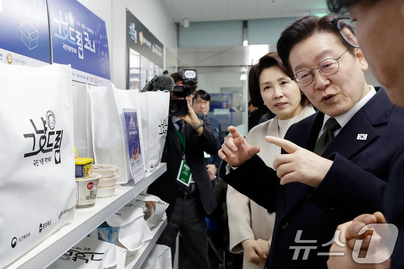 본문 이미지 - 이재명 대통령과 김혜경 여사가 충북 충주시건강복지타운 내 그냥드림 코너를 방문해 운영 현황을 점검하던 모습. (청와대통신사진기자단)  ⓒ 뉴스1 허경 기자