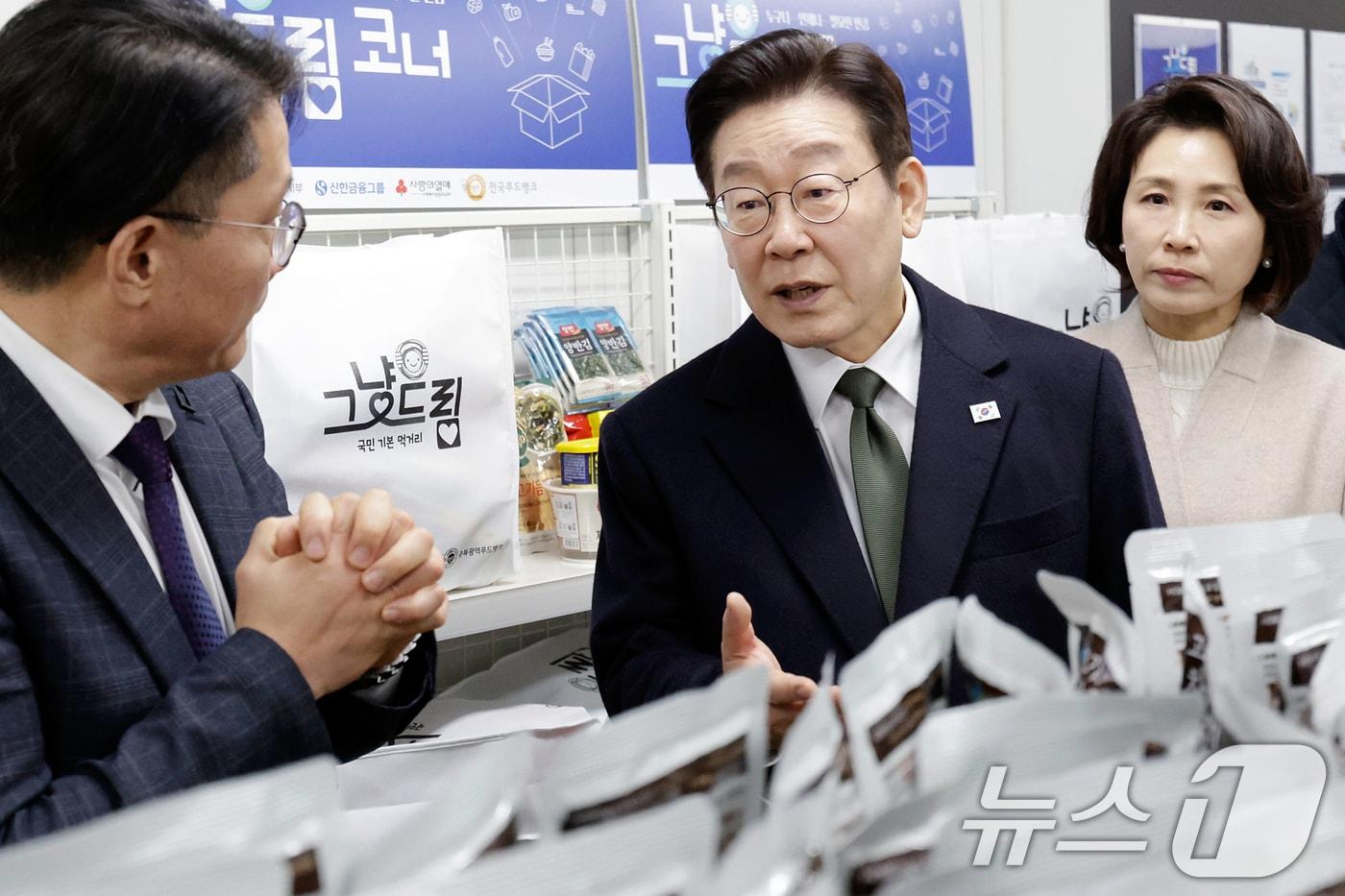 본문 이미지 - 이재명 대통령과 김혜경 여사가 11일 충북 충주시건강복지타운 내 그냥드림 코너를 방문해 운영 현황을 점검하고 있다. (청와대통신사진기자단) 2026.2.11 ⓒ 뉴스1 허경 기자