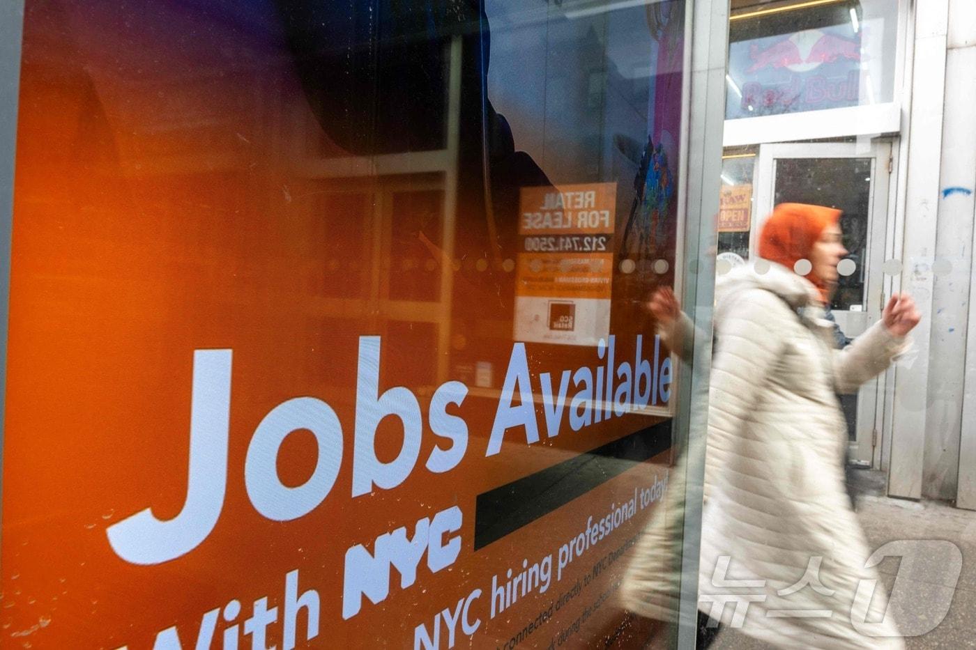 본문 이미지 - 뉴욕 맨해튼의 한 구인 광고/ 2026.1.9  ⓒ AFP=뉴스1