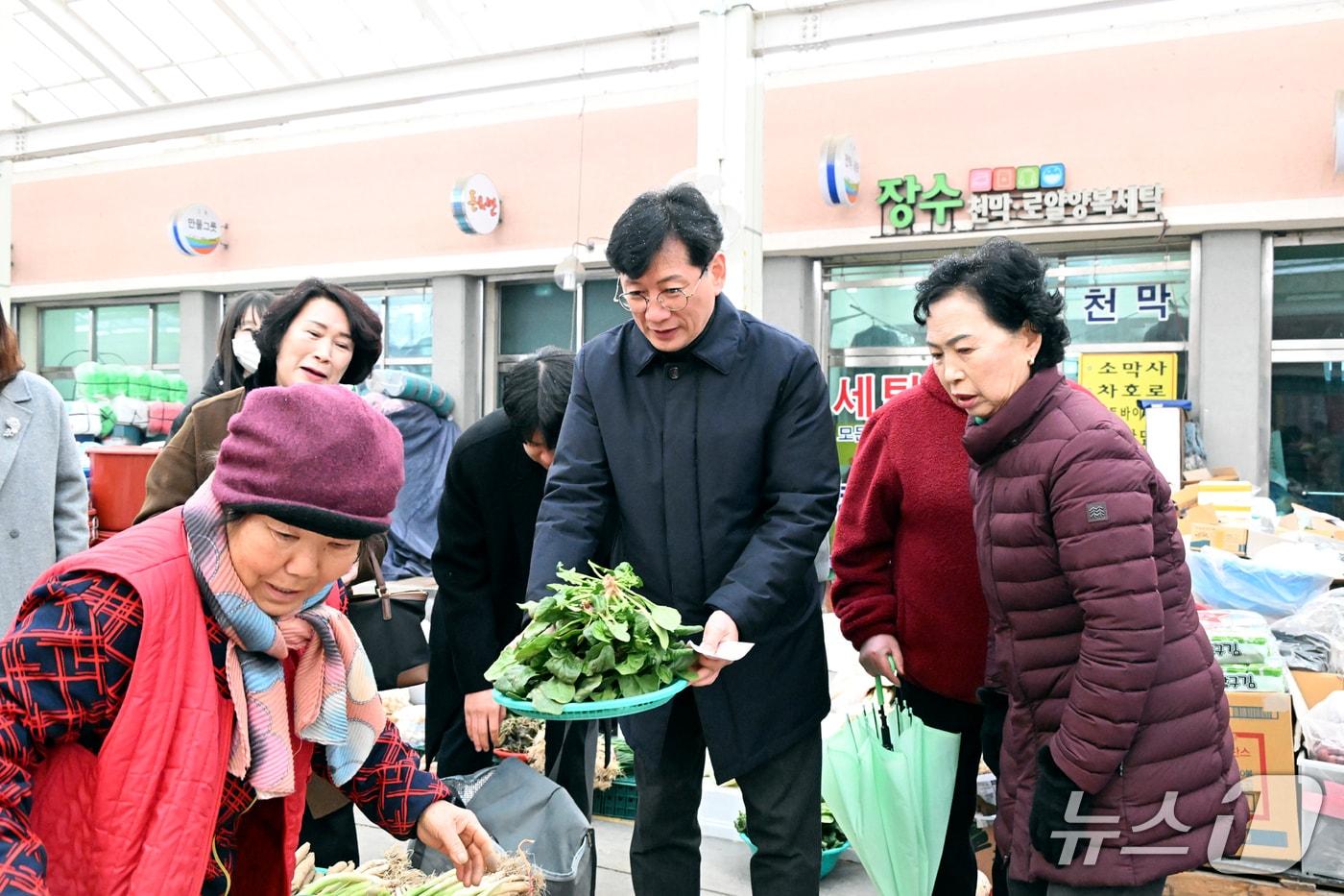본문 이미지 - 전북 장수군이 설 명절을 앞두고 전통시장을 찾아 장보기 행사를 열며 지역 소비 활성화에 나섰다.(장수군 제공. 재판매 및 DB금지)2026.2.11/뉴스1