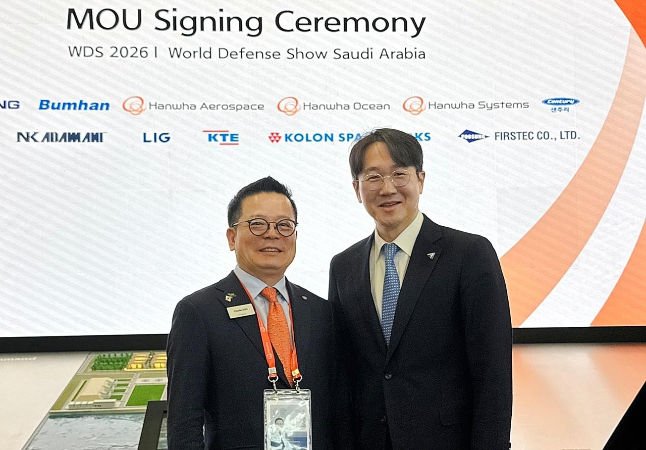 본문 이미지 - 코오롱스페이스웍스 안상현 대표(오른쪽)가 9일(현지 시각) 사우디아라비아 리야드에서 열린 ‘WDS 2026(World Defense Show)’에서 한화오션과 사우디 및 중동 방산 시장 공동 진출을 위한 업무협약을 체결하고 한화오션 특수선사업부 어성철 사장(왼쪽)과 기념사진을 찍고 있다.(코오롱스페이스웍스제공)