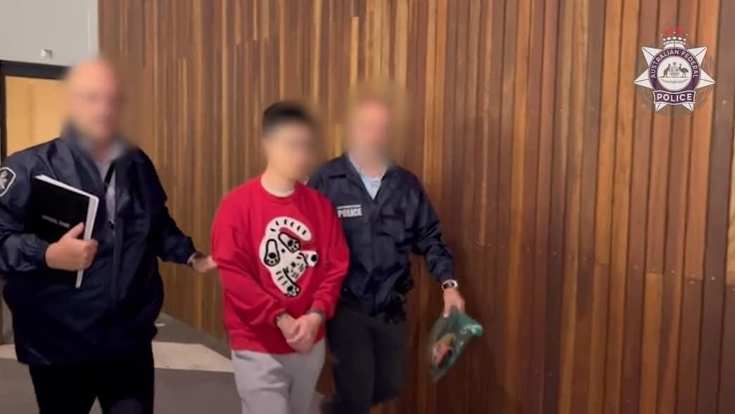 본문 이미지 - 호주 연방경찰이 공개한 용의자 체포영상 (출처=호주 연방경찰(AFP) 웹사이트)