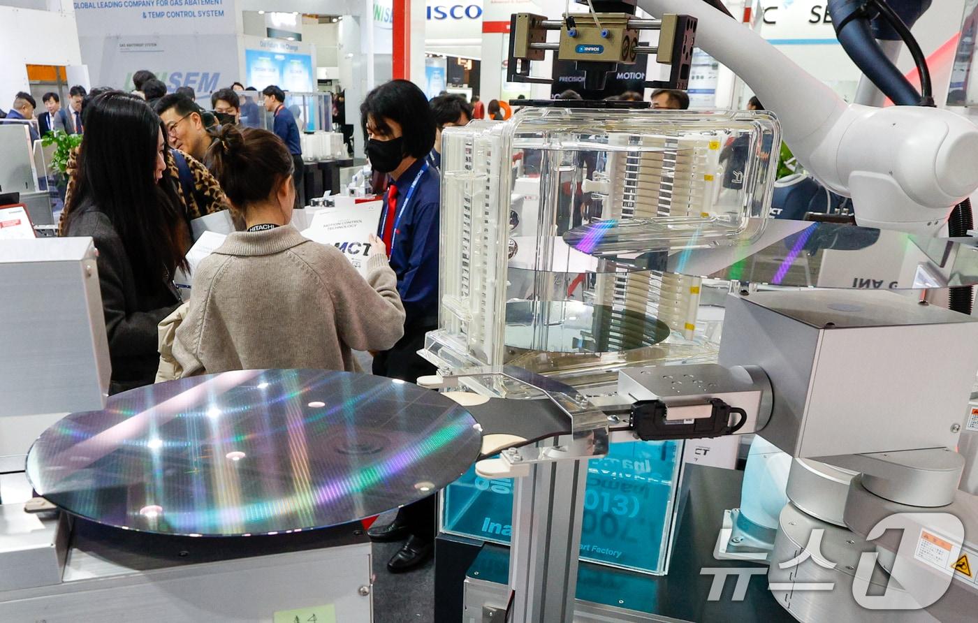 본문 이미지 - 서울 강남구 코엑스에서 열린 세미콘 코리아 2026 인아오리엔탈모터 부스에 반도체 웨이퍼 이송용 원통 좌표형 로봇 등이 진열돼 있다.2026.2.11 ⓒ 뉴스1 안은나 기자