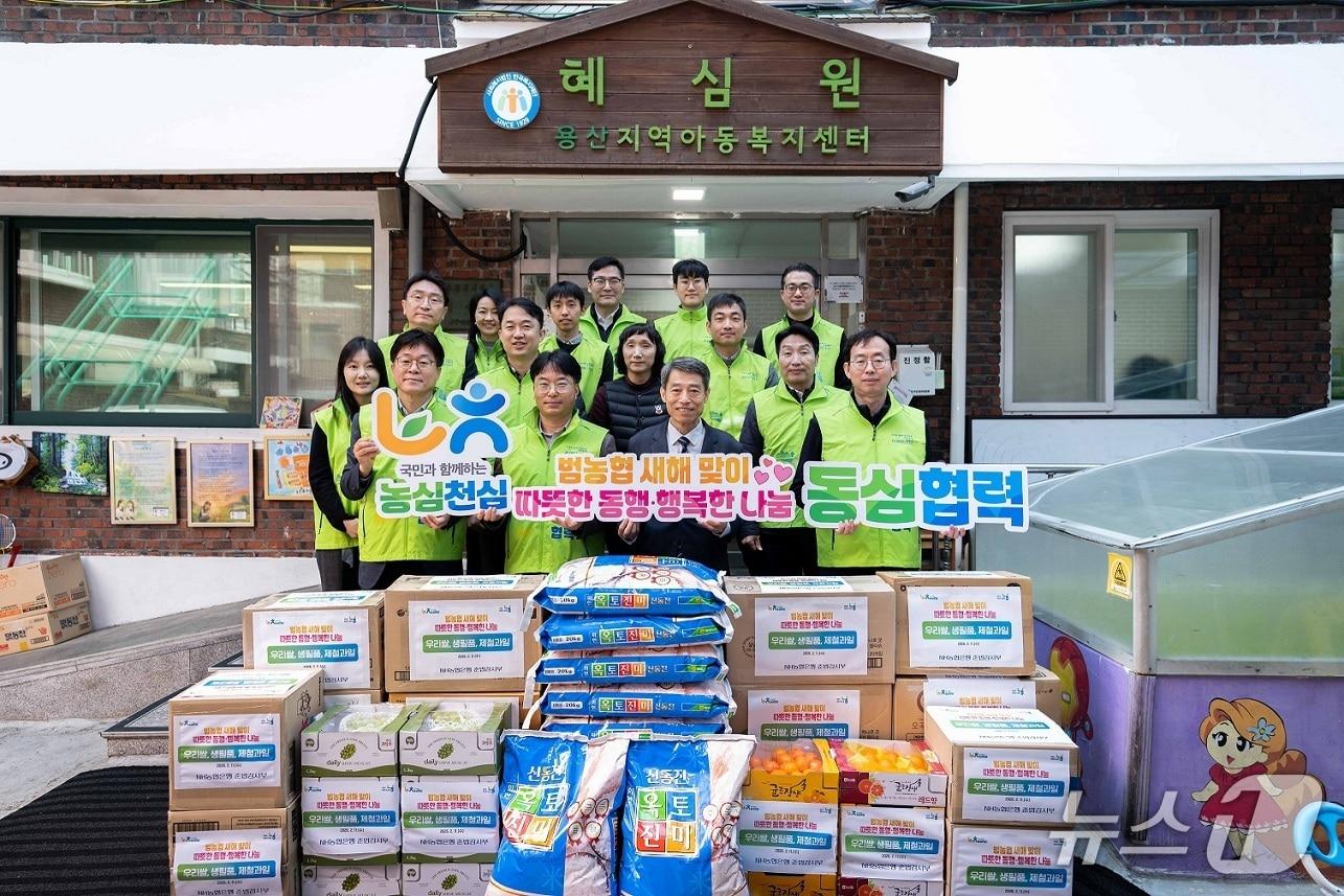 본문 이미지 - 농협은행은 11일 글로벌 농기계 전문기업 TYM 임직원과 함께 혜심원을 찾아 우리 농산물과 생필품 나눔을 펼쳤다. (오른쪽 첫번째부터) 이재홍 농협은행 준법감시인, 혜심원 권필환 원장, 고민용 TYM 경영지원실장 / 사진제공=농협은행