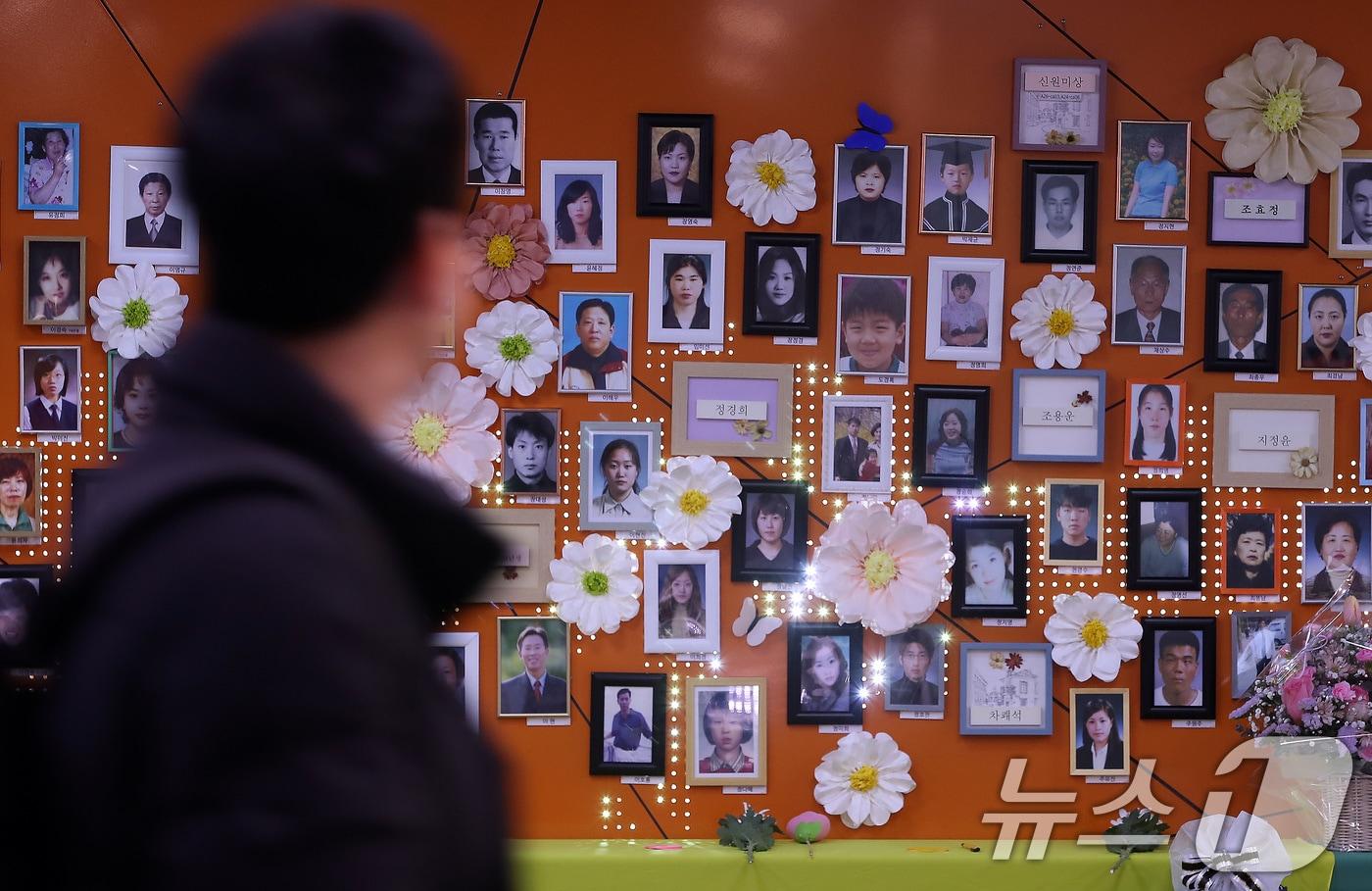 본문 이미지 - '대구지하철화재참사' 23주기(2월 18일)를 앞두고 시민안전주간이 시작된 11일 오후 지하철 중앙로역에 마련된 기억공간을 지나는 시민들이 희생자들의 영정을 바라보고 있다. 2026.2.11 ⓒ 뉴스1 공정식 기자