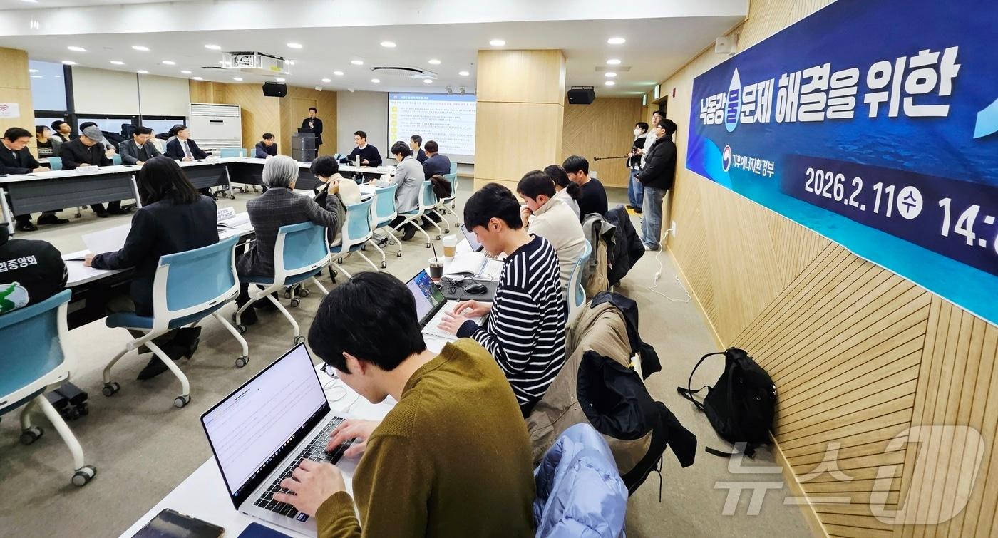 본문 이미지 - 기후에너지환경부와 대구시, 대구지역 환경단체 등이 11일 오후 대구 콘텐츠비지니스센터 가온홀에서 '낙동강 물 문제 해결을 위한 시민사회 간담회'를 열고 있다. 2026.2.11 ⓒ 뉴스1 남승렬 기자