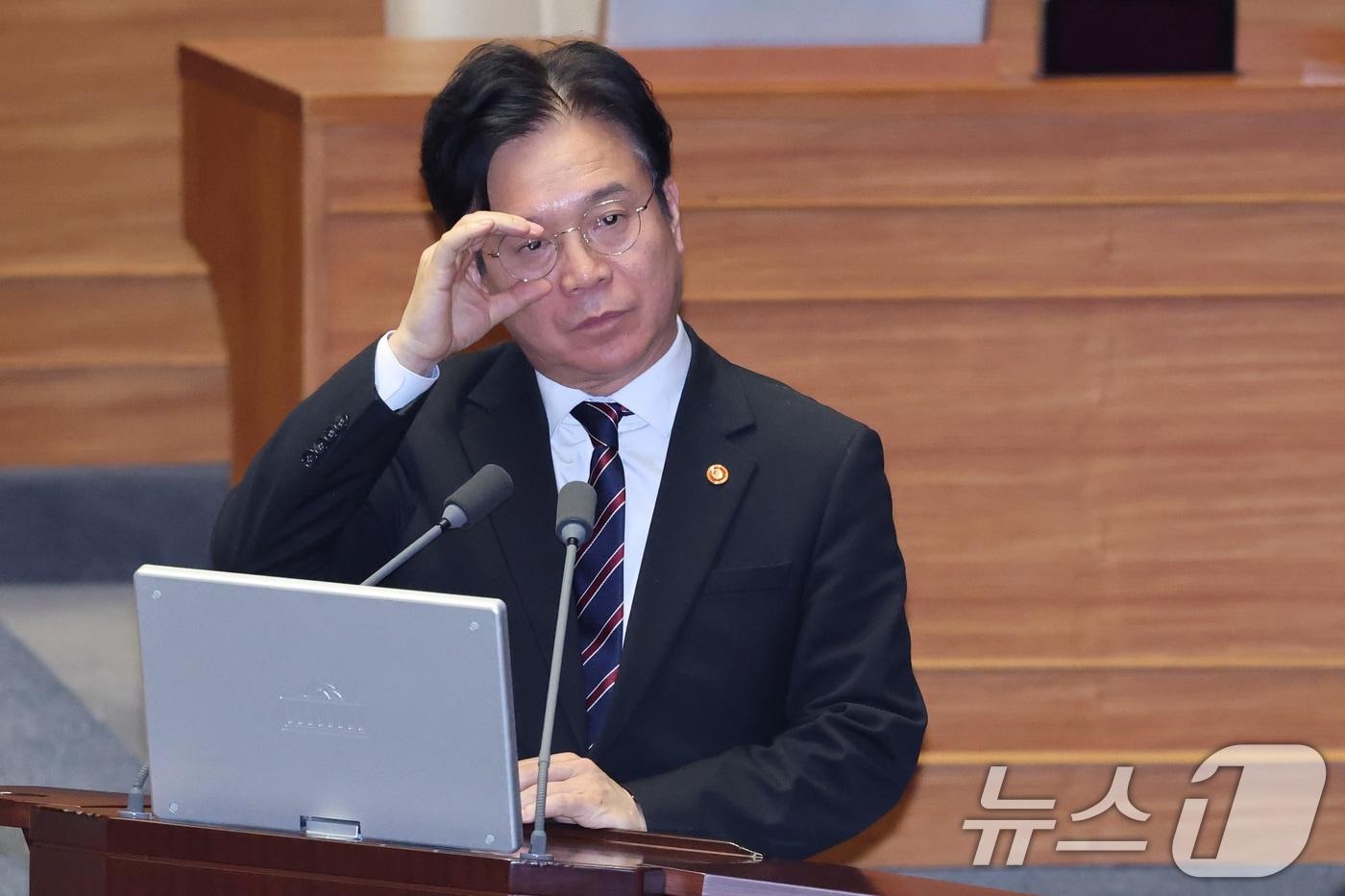 본문 이미지 - 김영훈 고용노동부 장관이 11일 서울 여의도 국회에서 열린 제432회국회(임시회) 제6차 본회의에서 윤재옥 국민의힘 의원의 교육·사회·문화에 관한 질문에 답변하고 있다. 2026.2.11 ⓒ 뉴스1 신웅수 기자